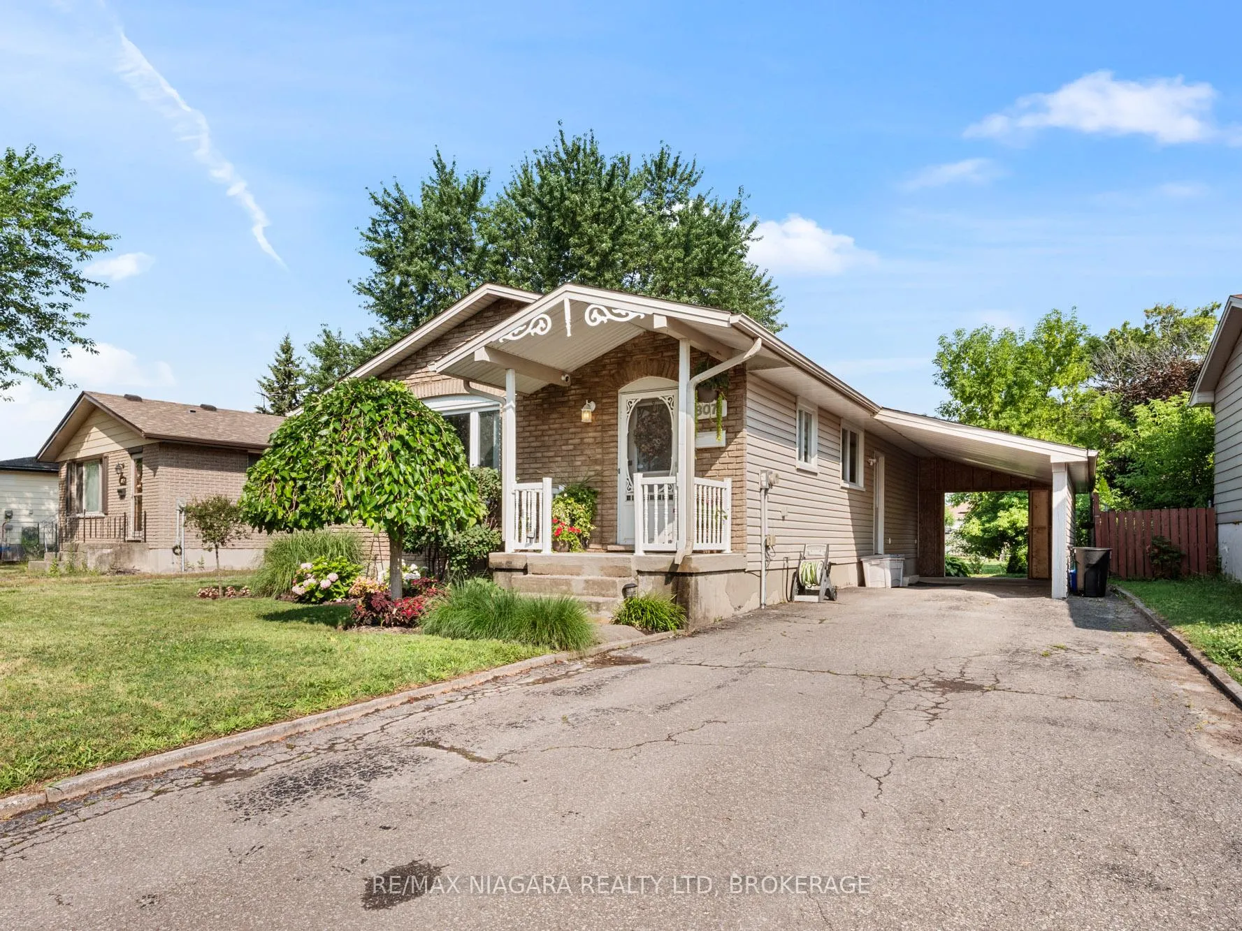 Photo 2 of 8071 Paddock Trail Drive, Niagara Falls, Ascot — HOMEH