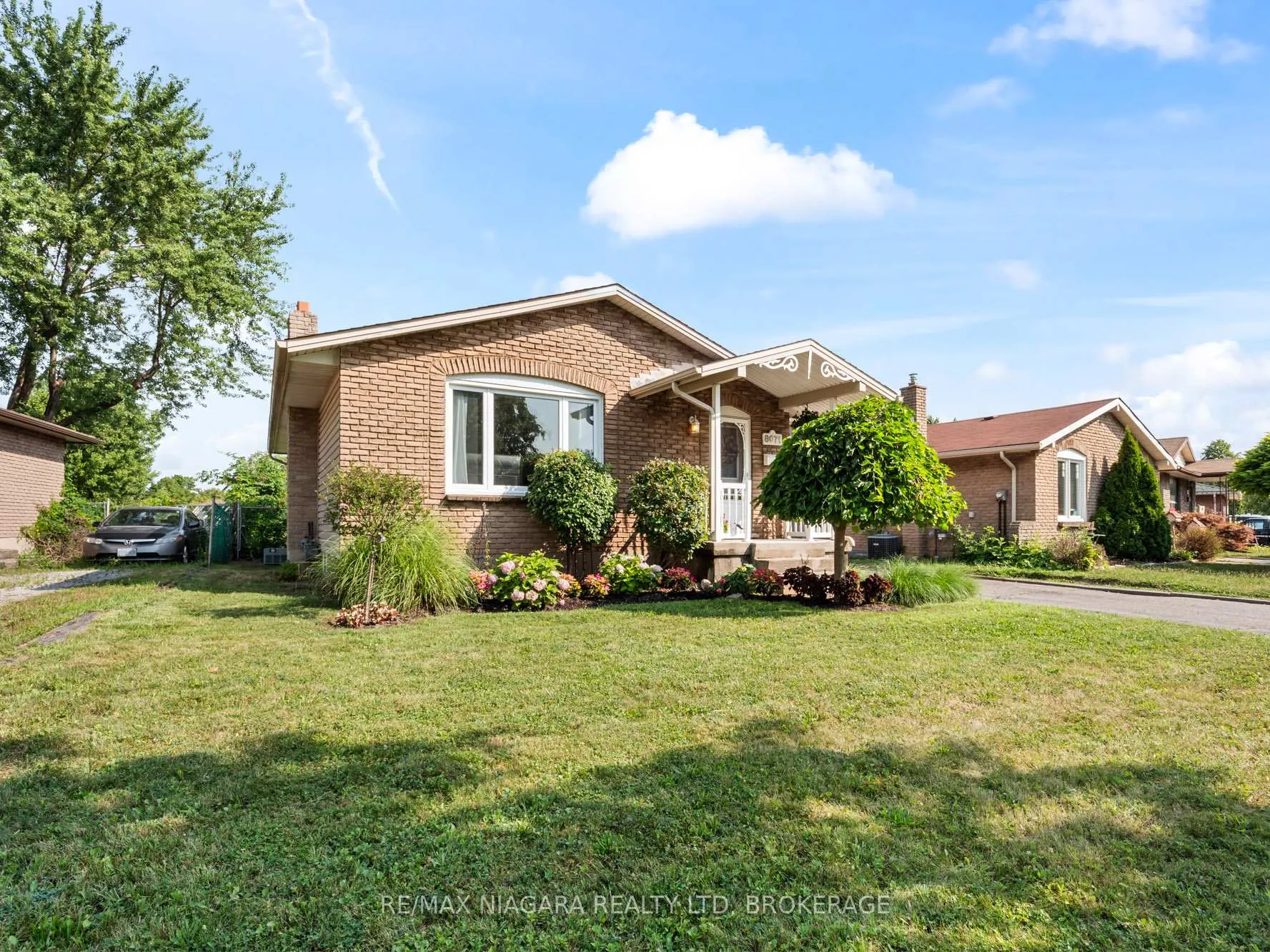 Photo 3 of 8071 Paddock Trail Drive, Niagara Falls, Ascot — HOMEH