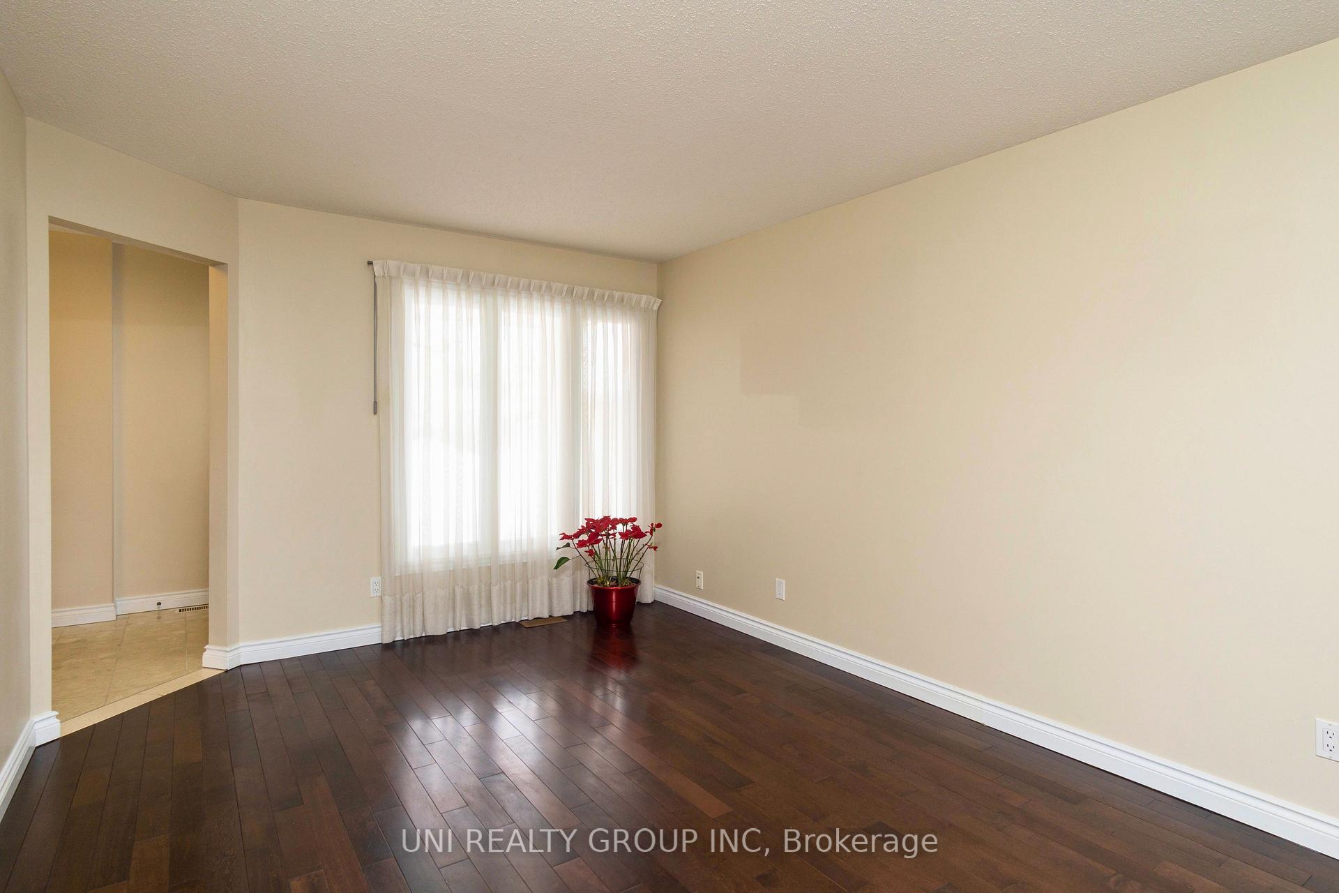 Photo 7 of 2067 Legrand Crescent, Ottawa, Queenswood Heights South — HOMEH