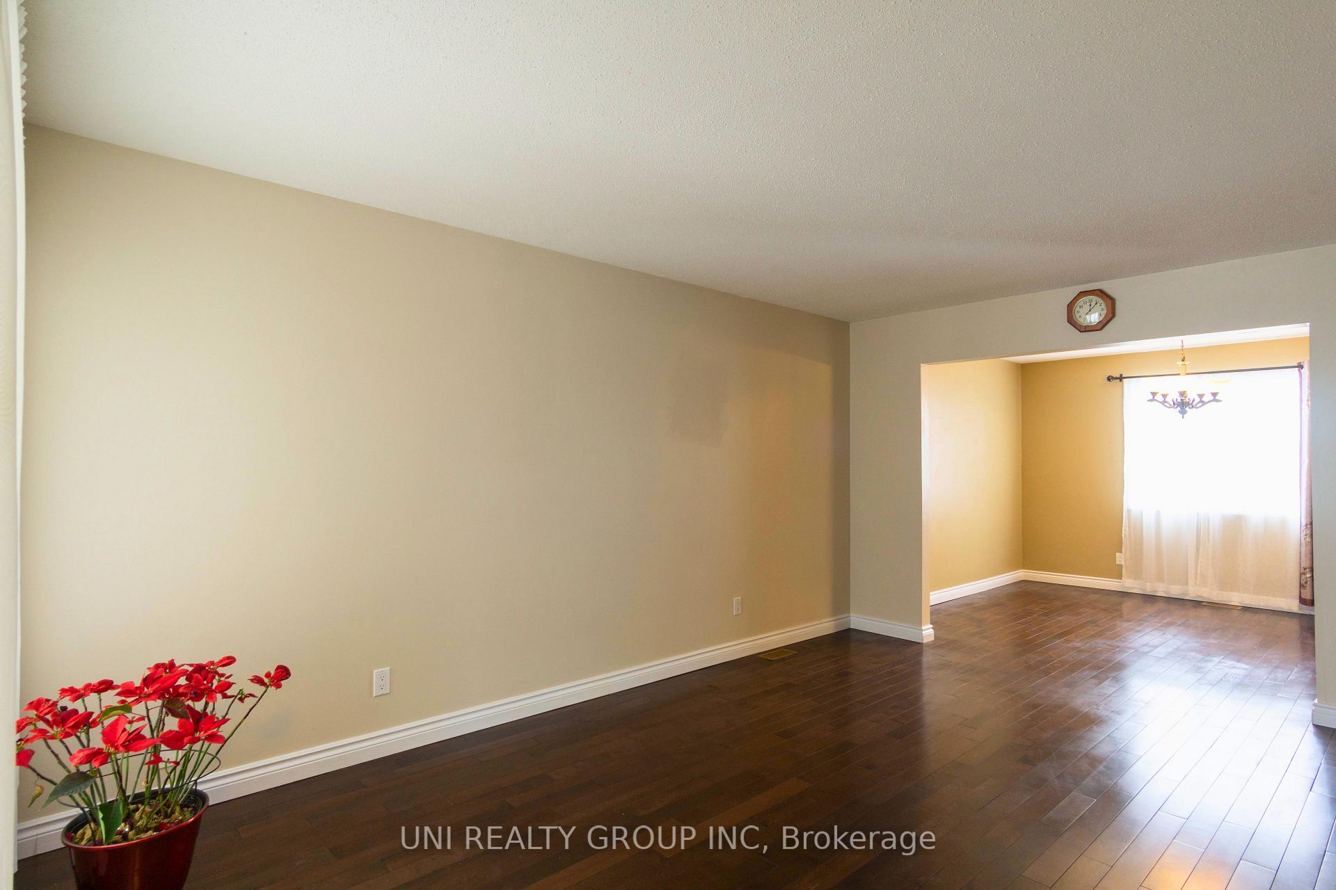 Photo 9 of 2067 Legrand Crescent, Ottawa, Queenswood Heights South — HOMEH