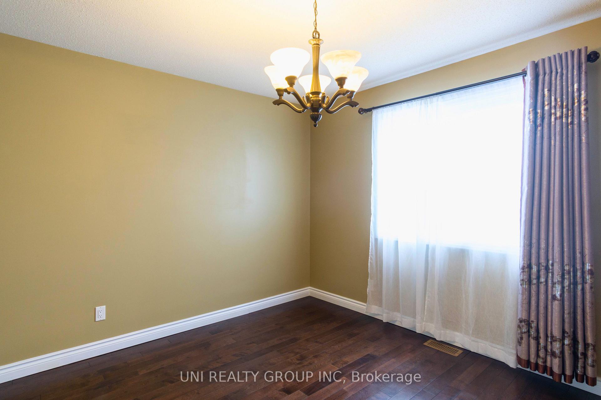 Photo 13 of 2067 Legrand Crescent, Ottawa, Queenswood Heights South — HOMEH