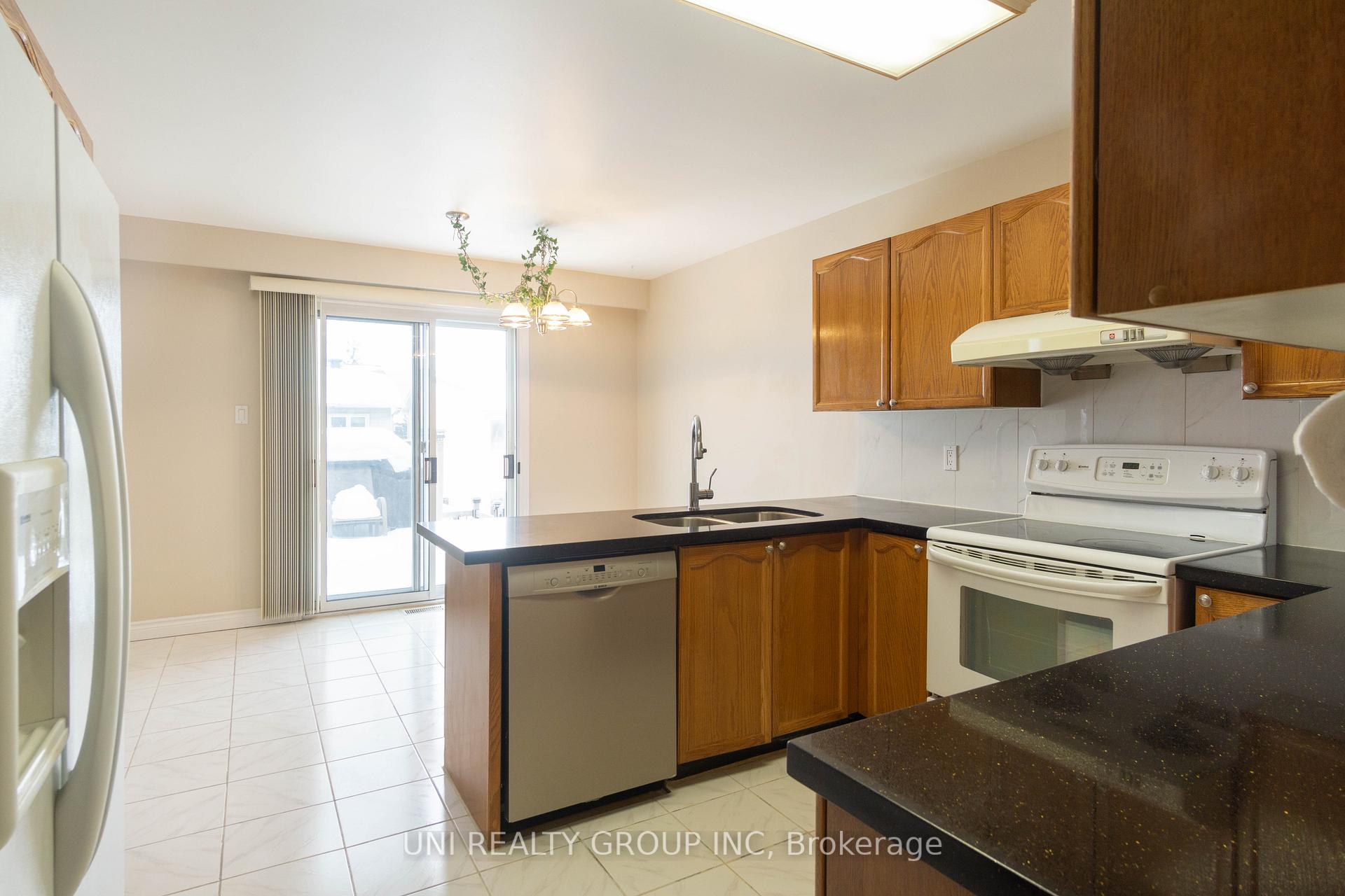 Photo 22 of 2067 Legrand Crescent, Ottawa, Queenswood Heights South — HOMEH