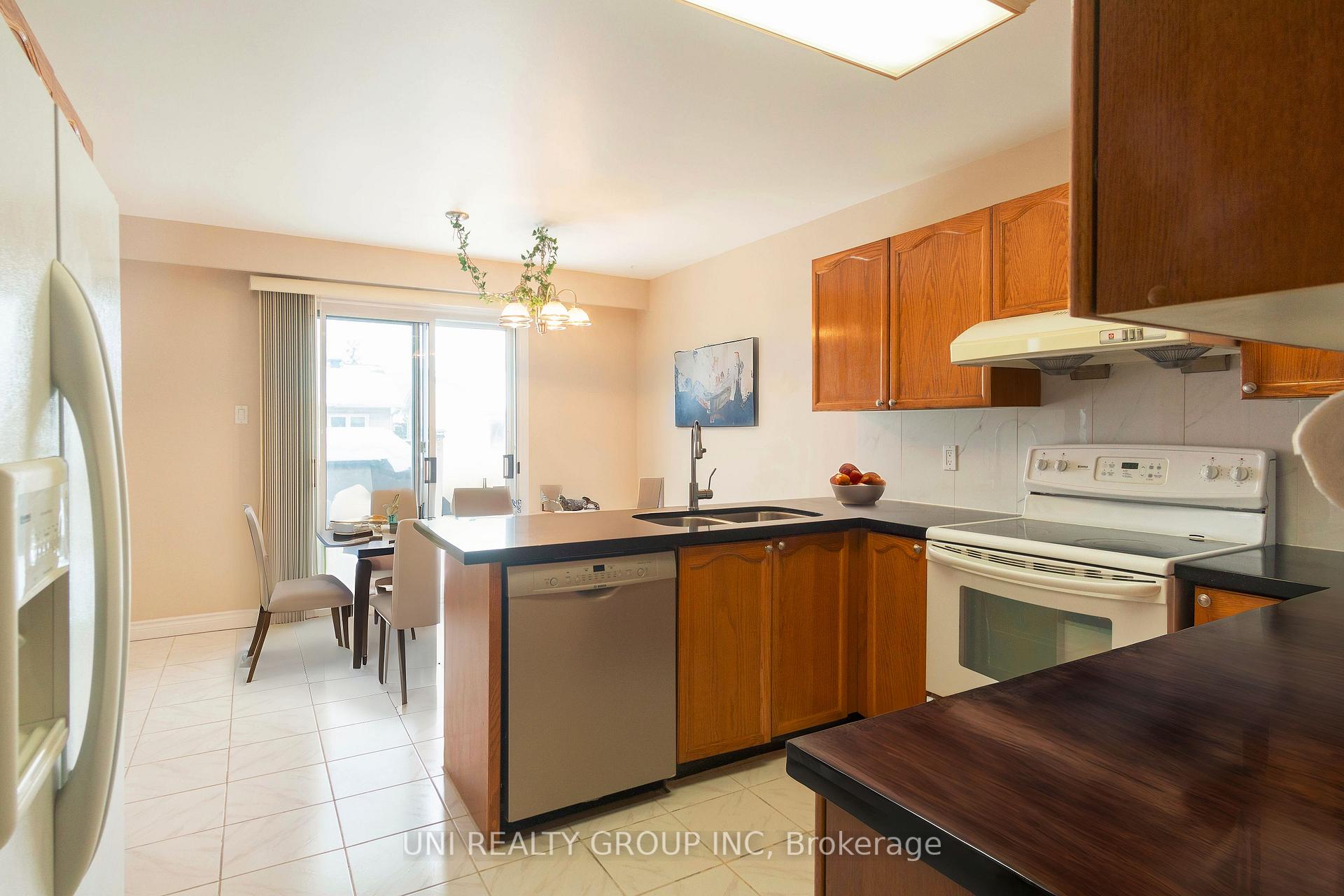 Photo 23 of 2067 Legrand Crescent, Ottawa, Queenswood Heights South — HOMEH