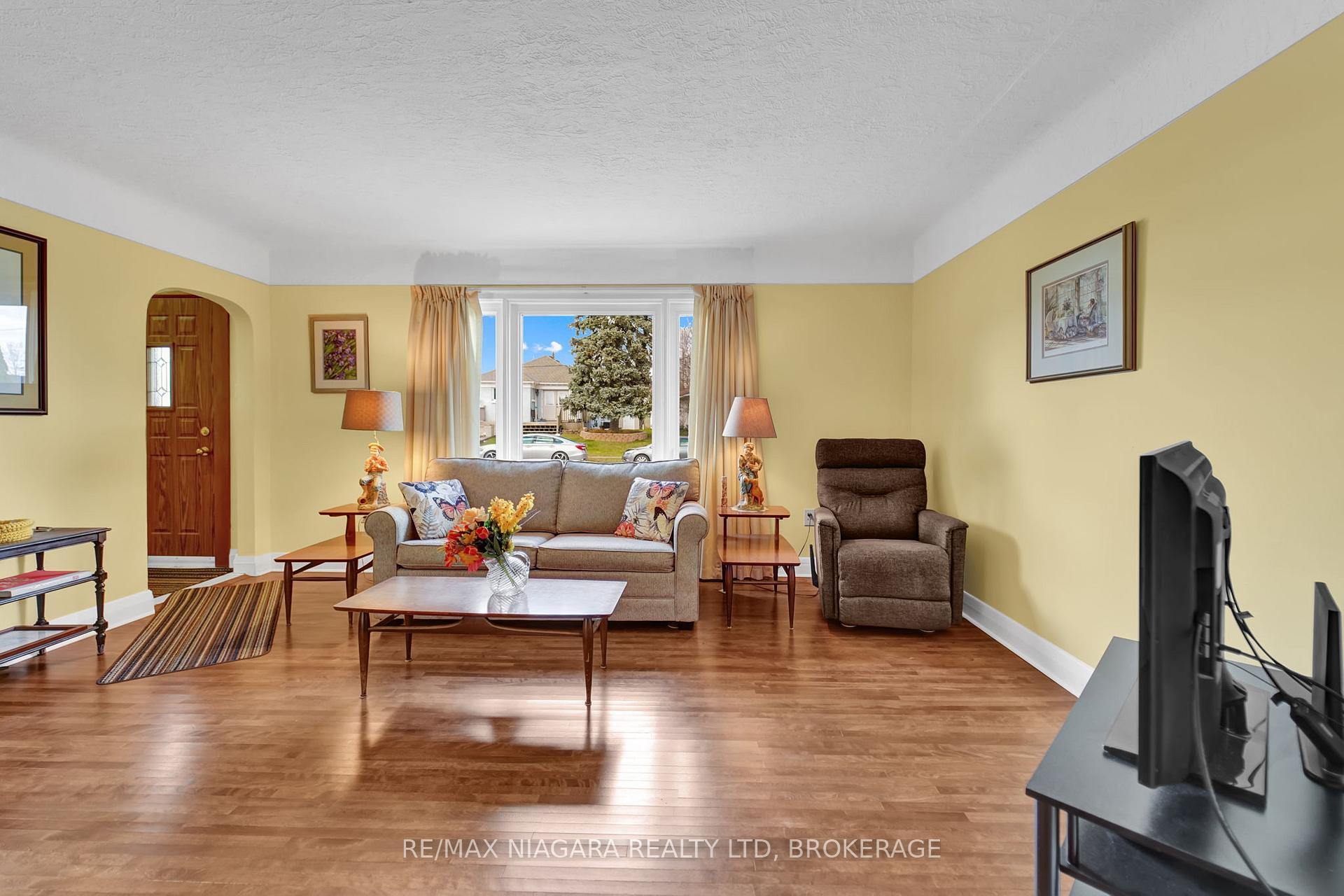 Photo 2 of 5428 Inglis Drive, Niagara Falls, Cherrywood — HOMEH