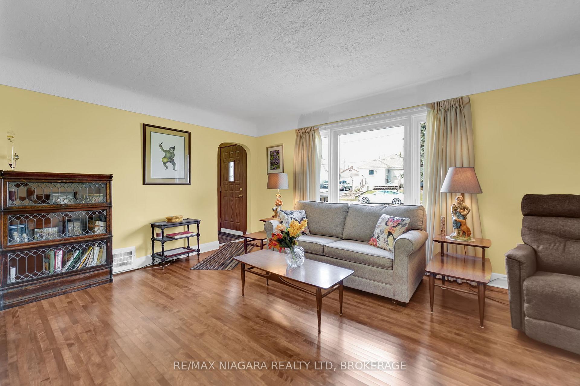 Photo 3 of 5428 Inglis Drive, Niagara Falls, Cherrywood — HOMEH