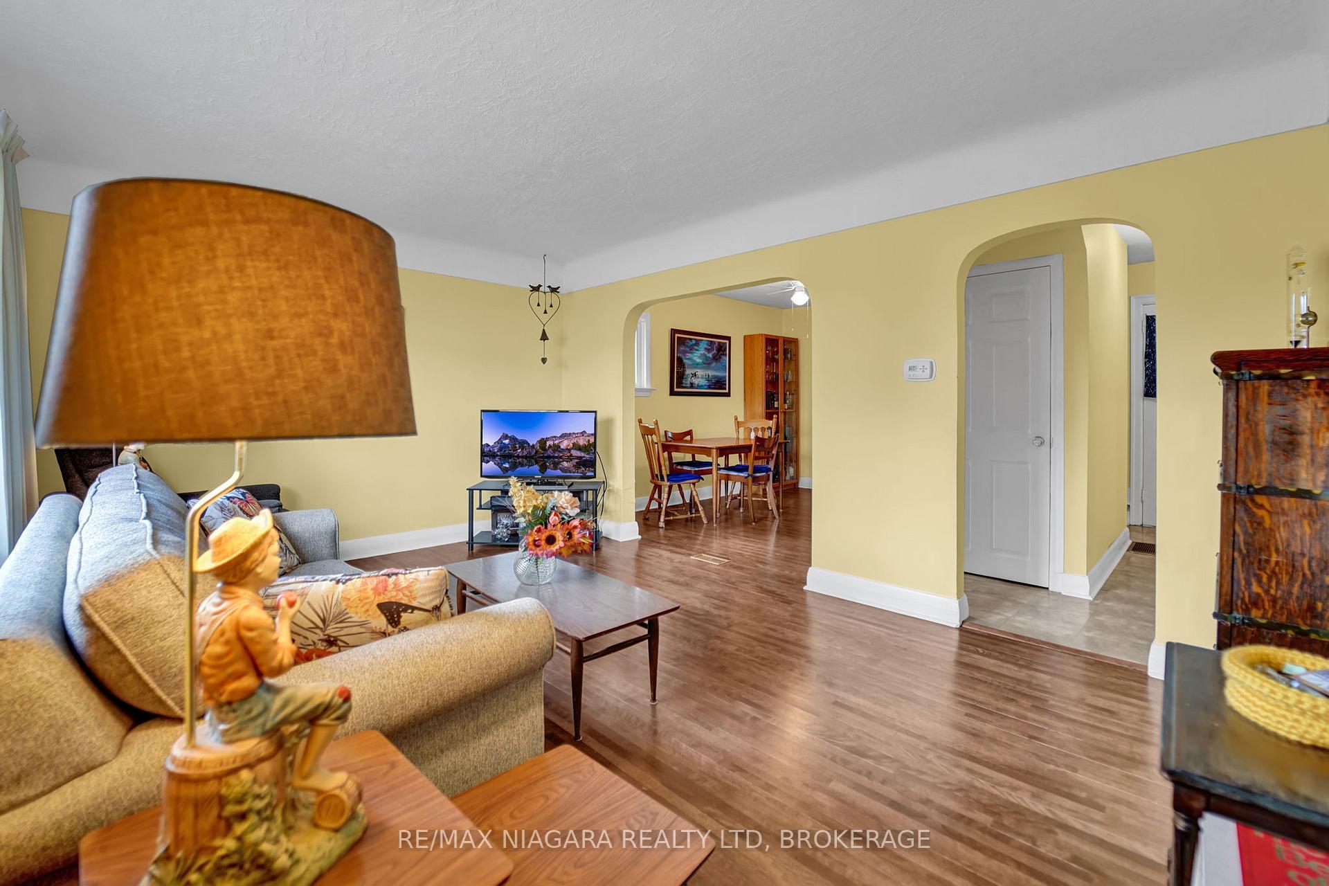 Photo 4 of 5428 Inglis Drive, Niagara Falls, Cherrywood — HOMEH
