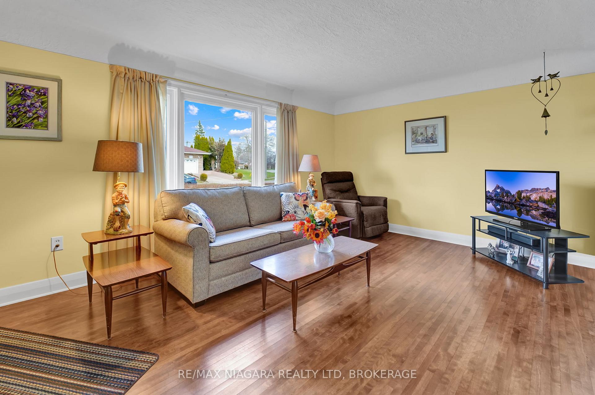 Photo 5 of 5428 Inglis Drive, Niagara Falls, Cherrywood — HOMEH