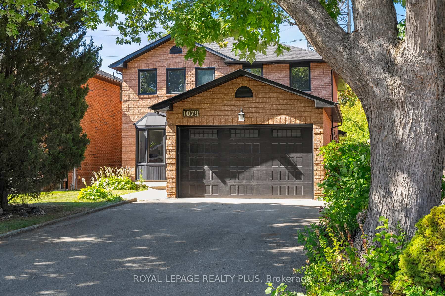 Photo 1 of 1079 Hedge Drive, Mississauga, Lakeview — HOMEH