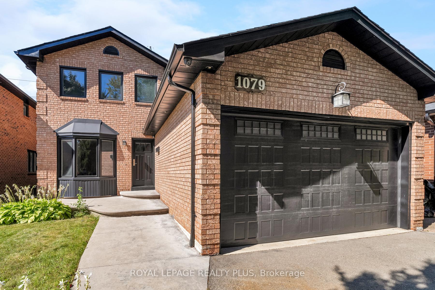 Photo 2 of 1079 Hedge Drive, Mississauga, Lakeview — HOMEH