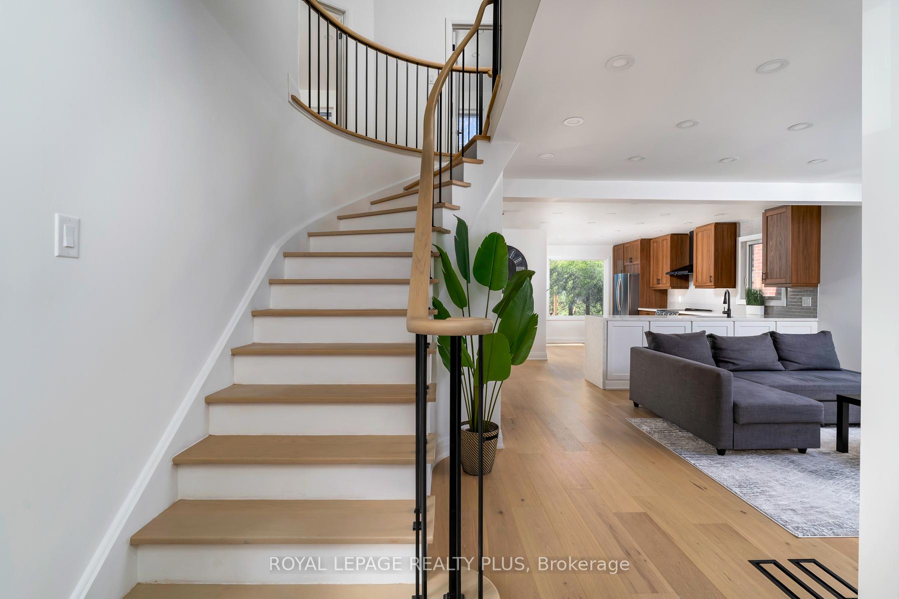 Photo 3 of 1079 Hedge Drive, Mississauga, Lakeview — HOMEH