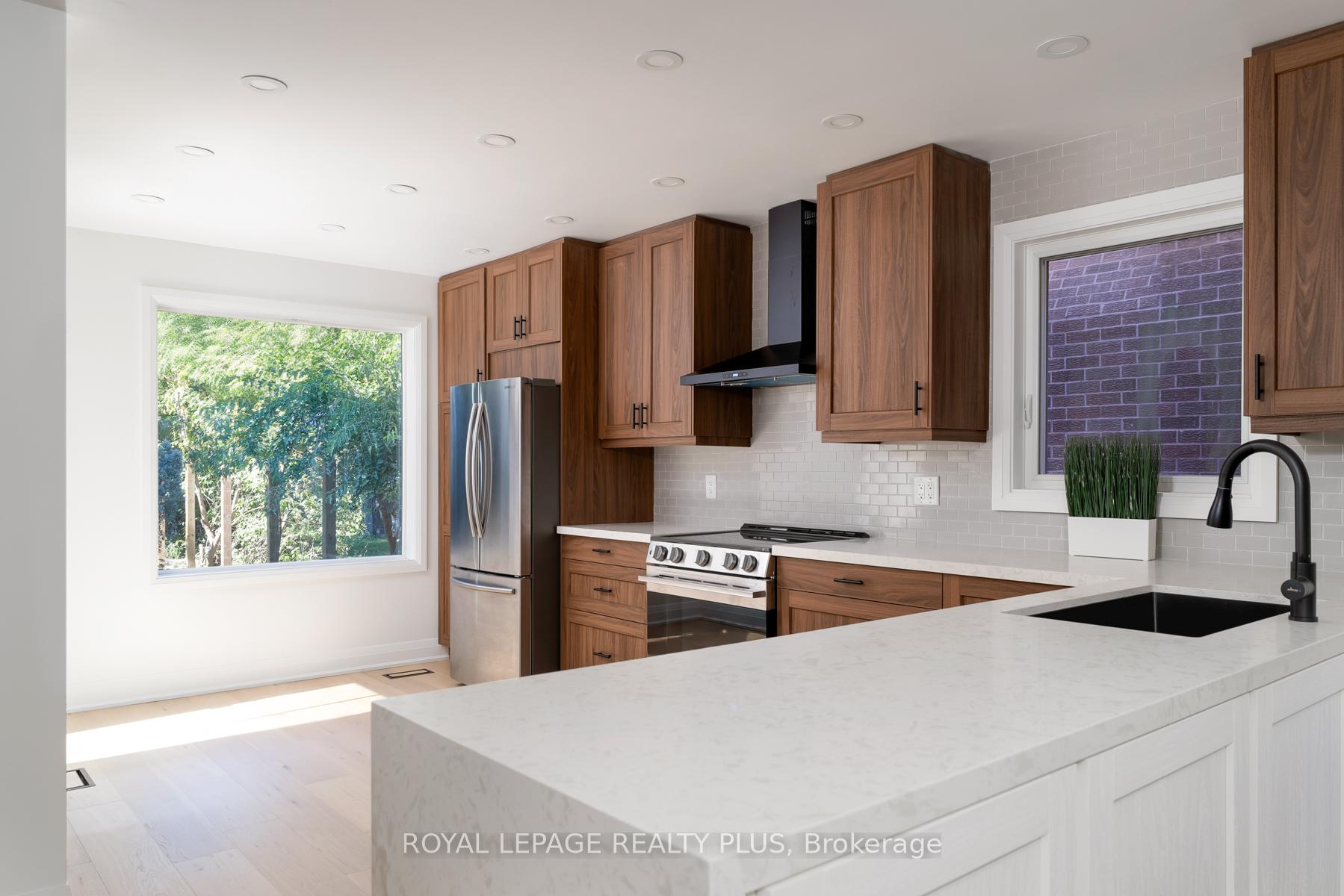 Photo 4 of 1079 Hedge Drive, Mississauga, Lakeview — HOMEH