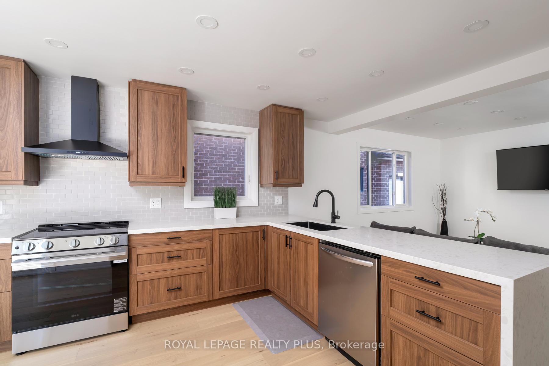 Photo 5 of 1079 Hedge Drive, Mississauga, Lakeview — HOMEH