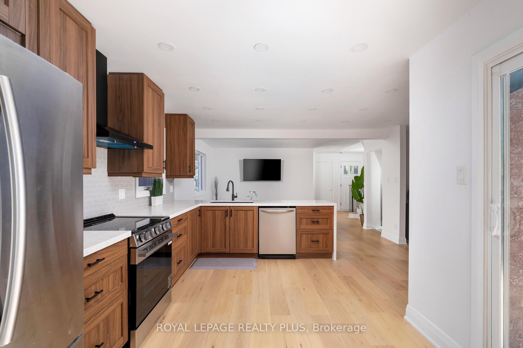 Photo 6 of 1079 Hedge Drive, Mississauga, Lakeview — HOMEH