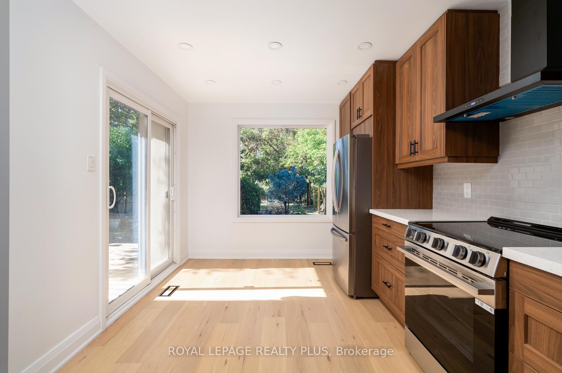 Photo 8 of 1079 Hedge Drive, Mississauga, Lakeview — HOMEH
