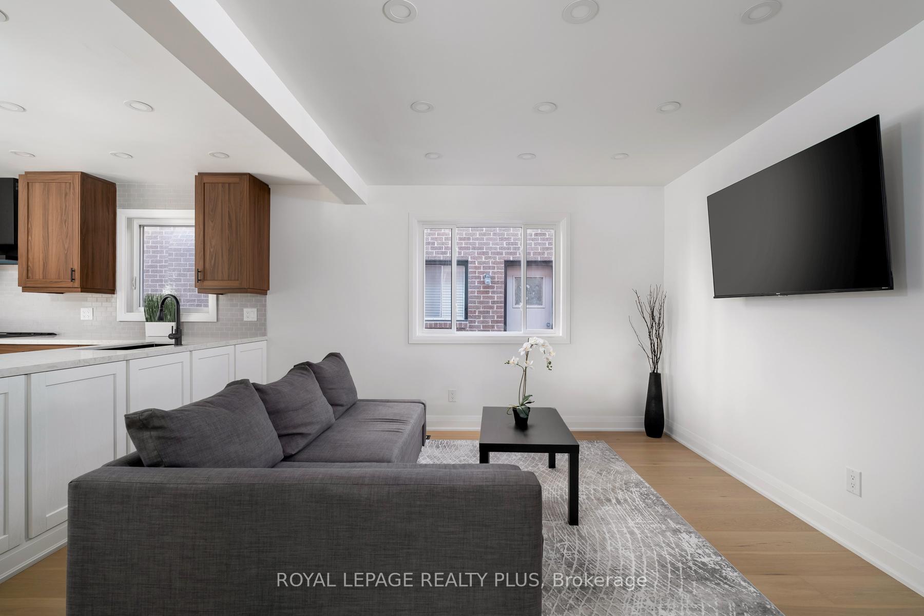 Photo 11 of 1079 Hedge Drive, Mississauga, Lakeview — HOMEH