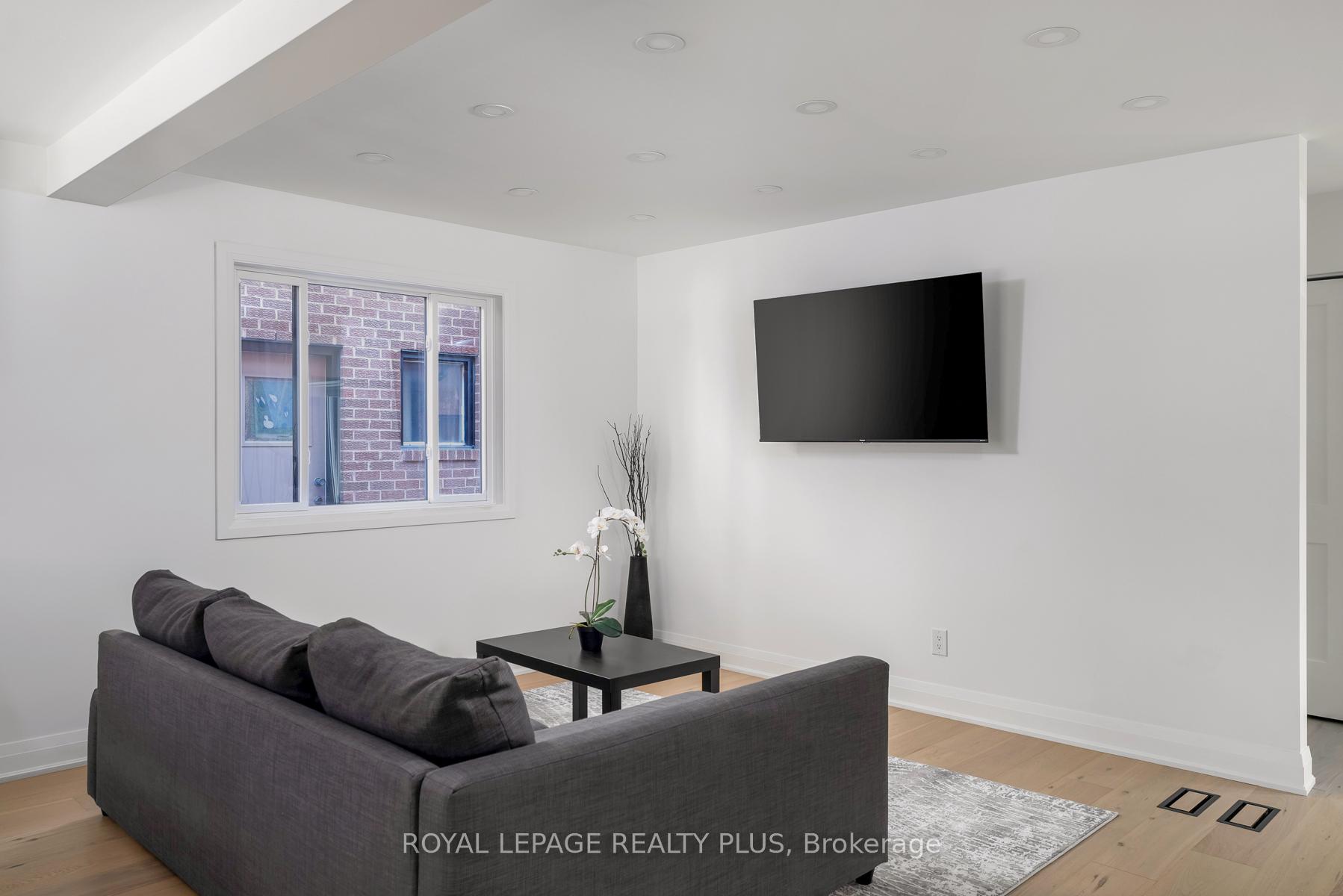 Photo 12 of 1079 Hedge Drive, Mississauga, Lakeview — HOMEH