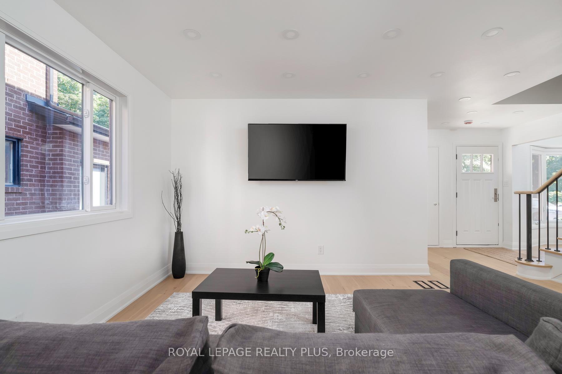 Photo 13 of 1079 Hedge Drive, Mississauga, Lakeview — HOMEH