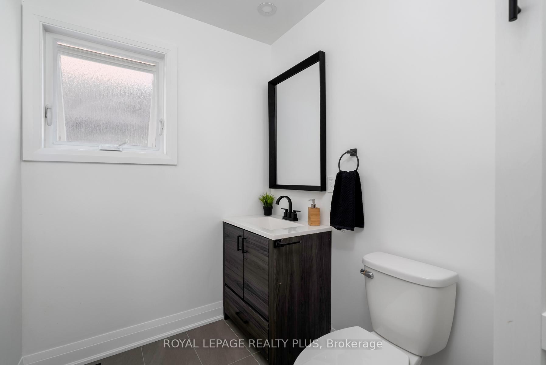 Photo 14 of 1079 Hedge Drive, Mississauga, Lakeview — HOMEH