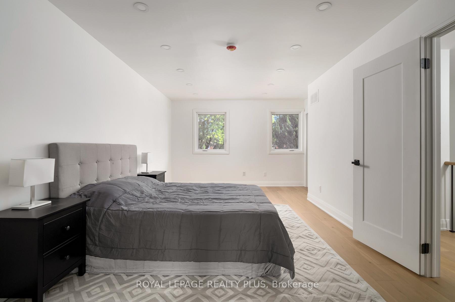 Photo 25 of 1079 Hedge Drive, Mississauga, Lakeview — HOMEH