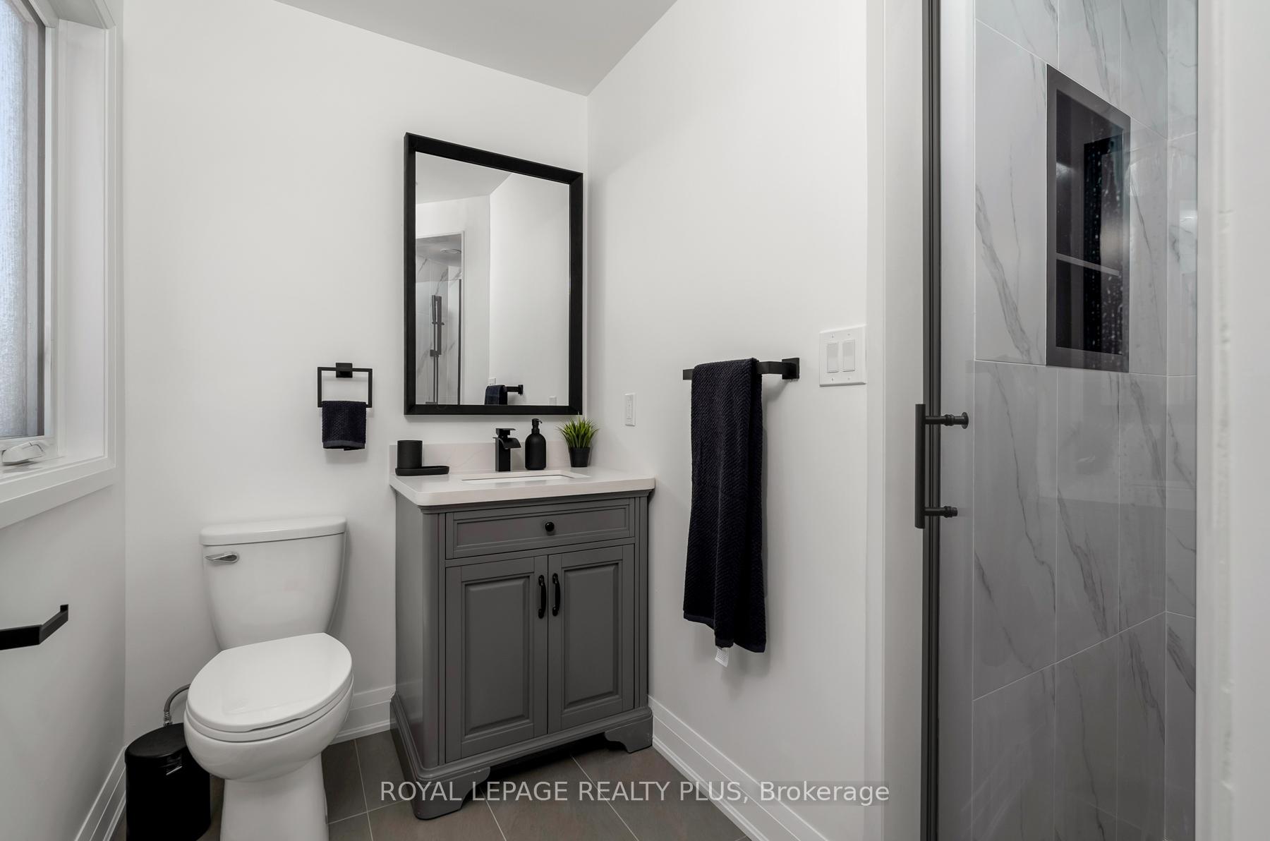 Photo 27 of 1079 Hedge Drive, Mississauga, Lakeview — HOMEH