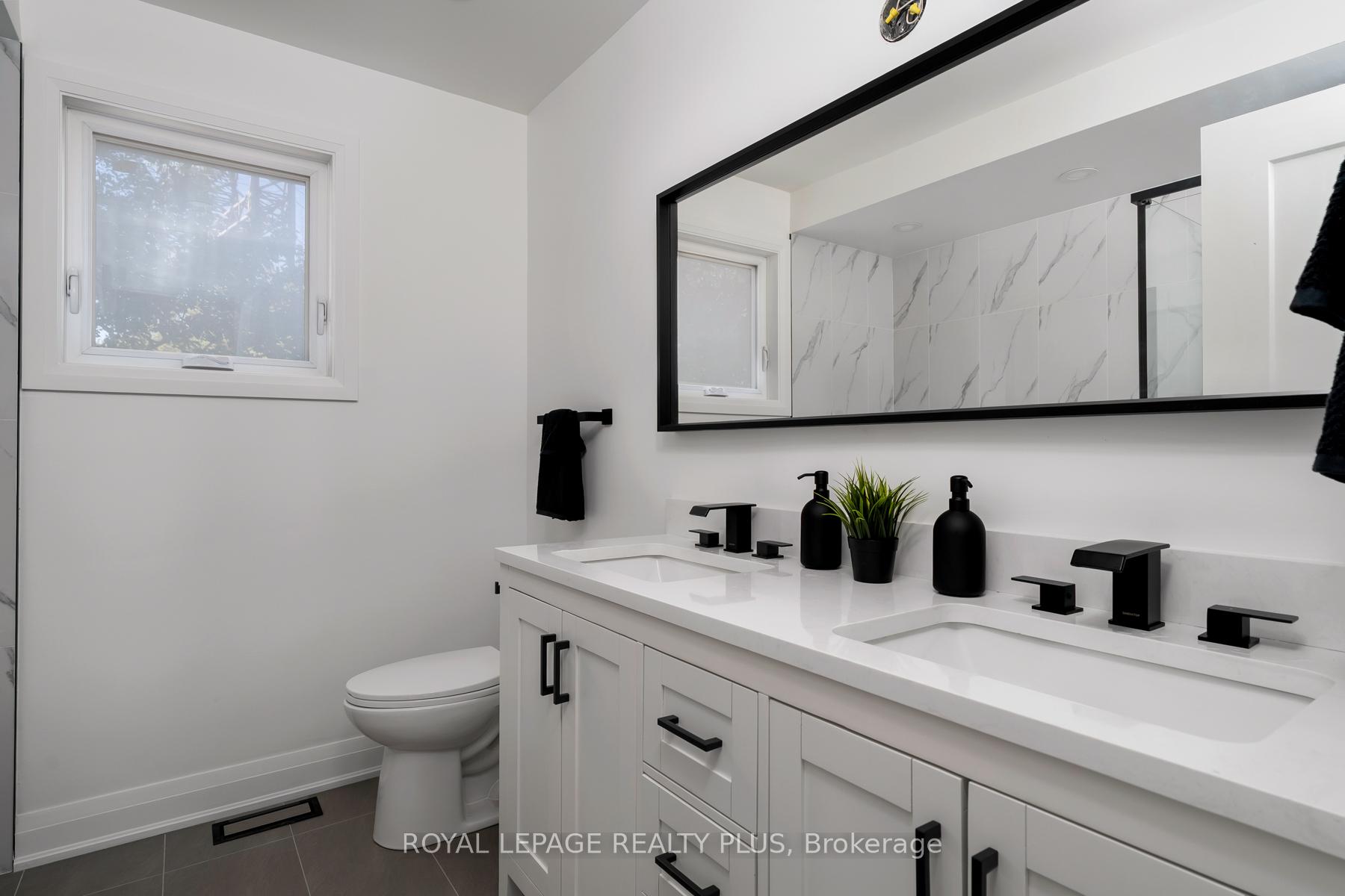 Photo 29 of 1079 Hedge Drive, Mississauga, Lakeview — HOMEH