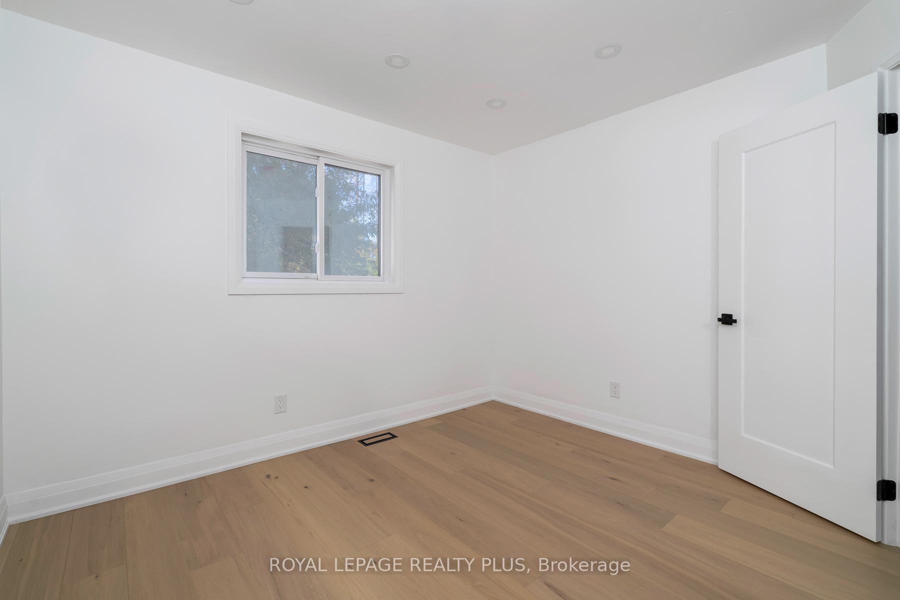 Photo 31 of 1079 Hedge Drive, Mississauga, Lakeview — HOMEH