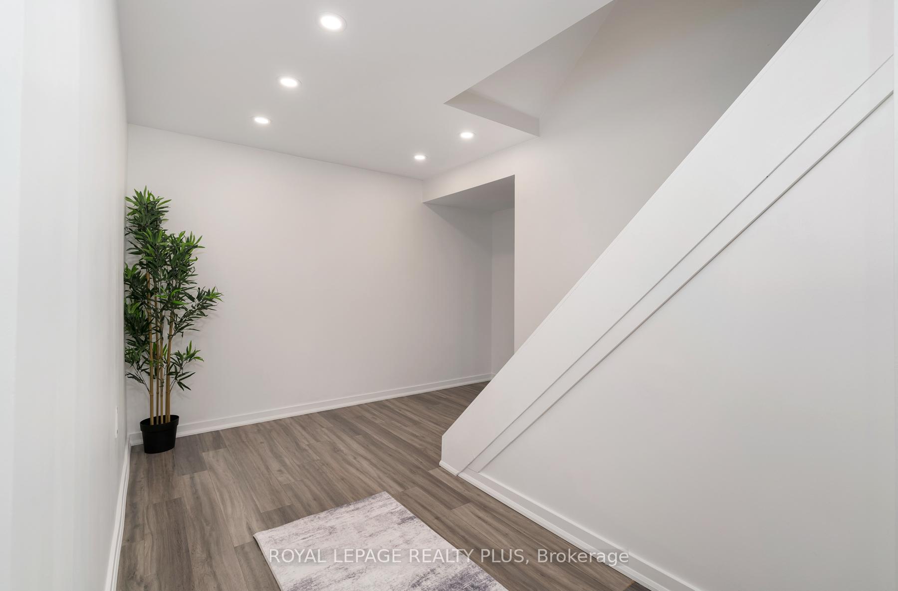 Photo 34 of 1079 Hedge Drive, Mississauga, Lakeview — HOMEH