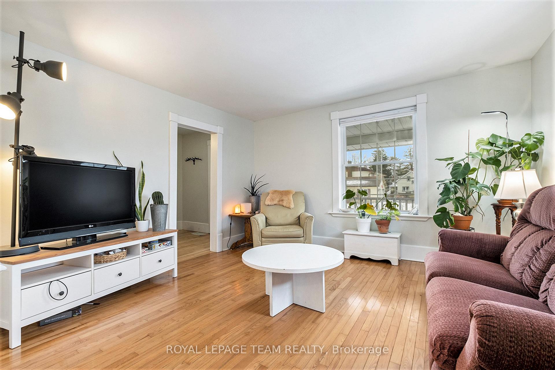 Photo 5 of 535 Albert Street, North Dundas, Winchester — HOMEH