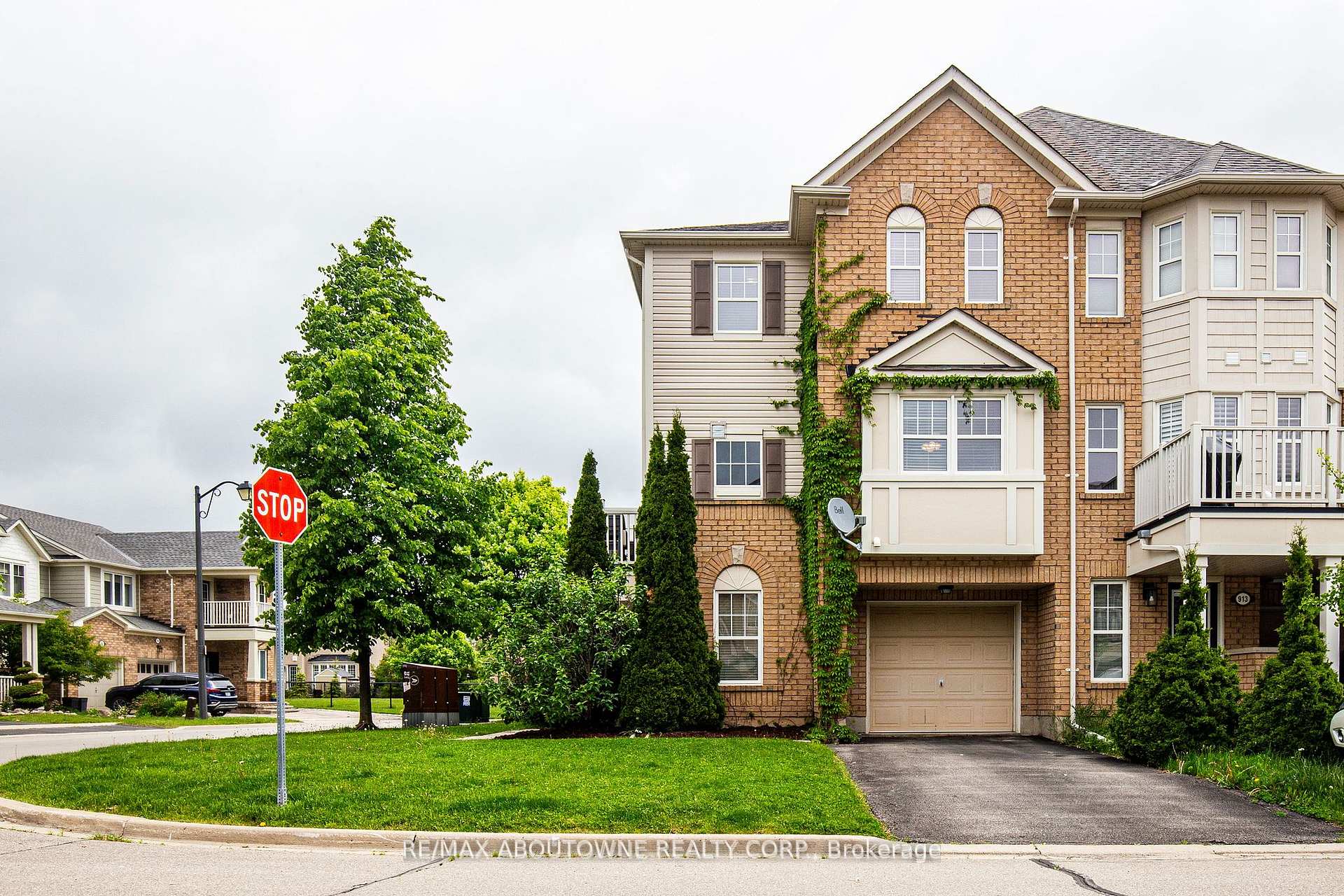 Front of 911 Deverell Place