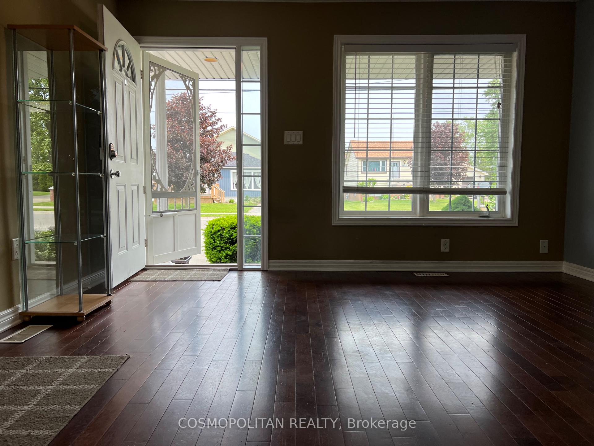 Photo 3 of 7858 Mulhern Street, Niagara Falls, Ascot — HOMEH