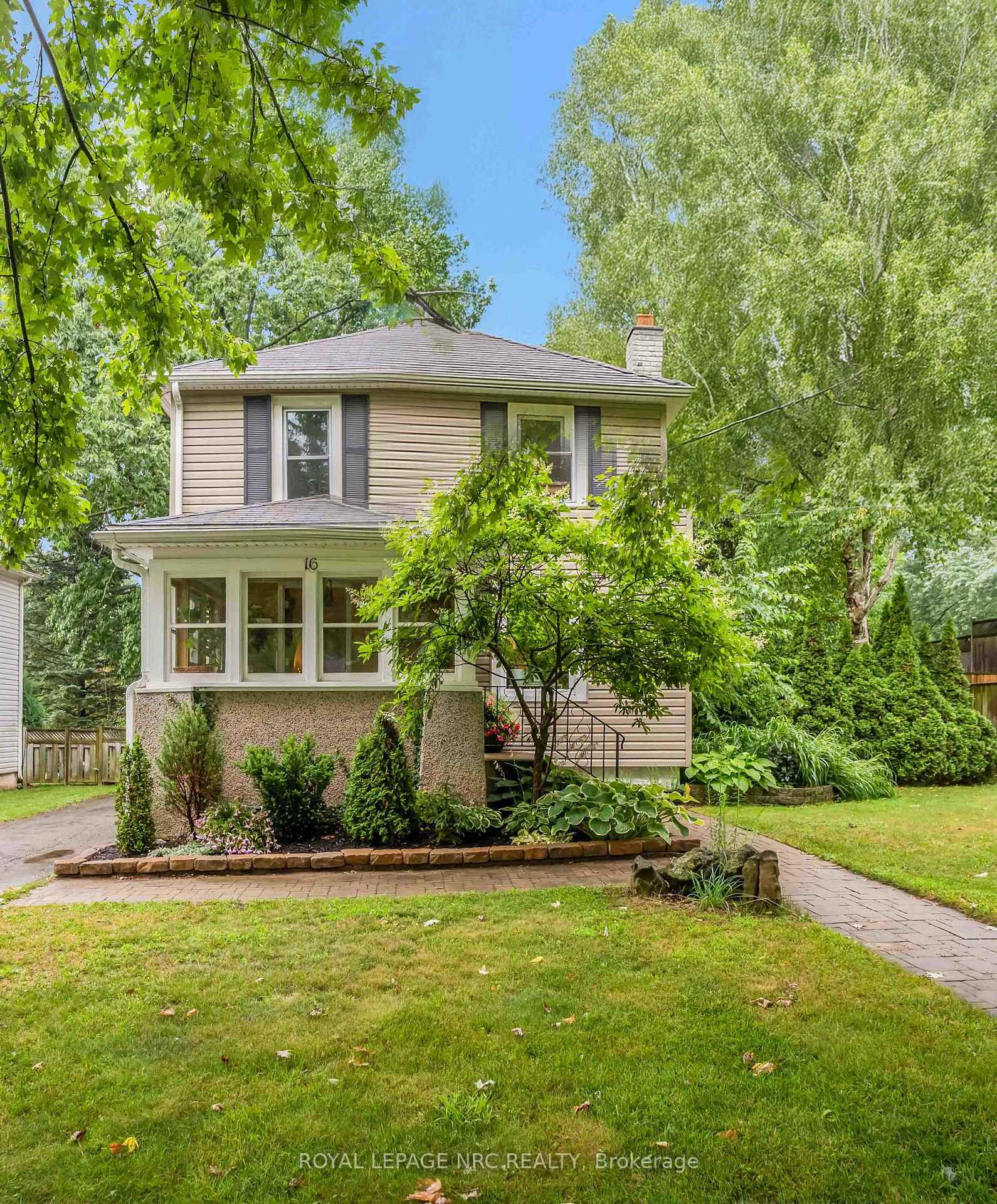Photo 2 of 16 College Street, Pelham, Fonthill — HOMEH
