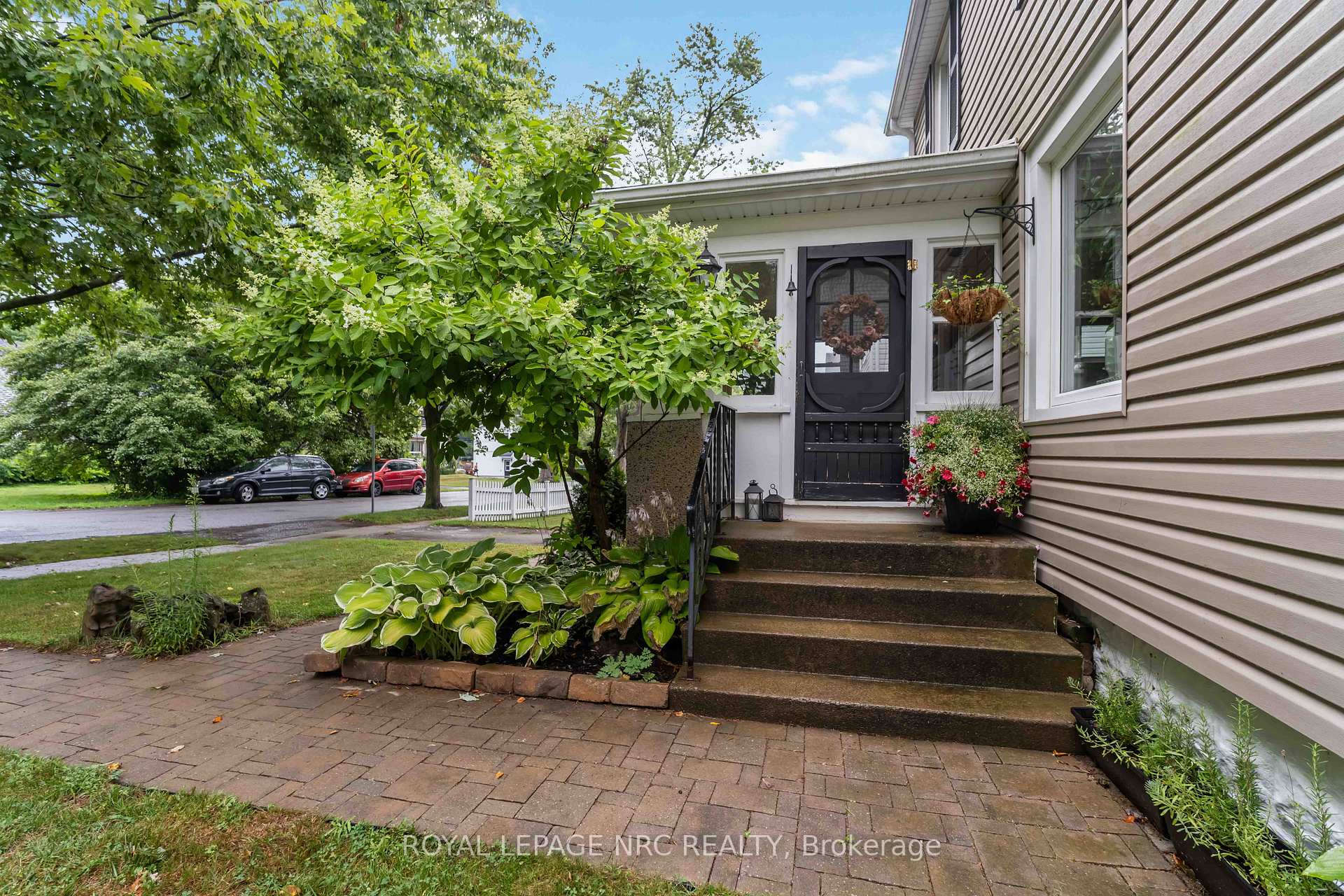 Photo 3 of 16 College Street, Pelham, Fonthill — HOMEH
