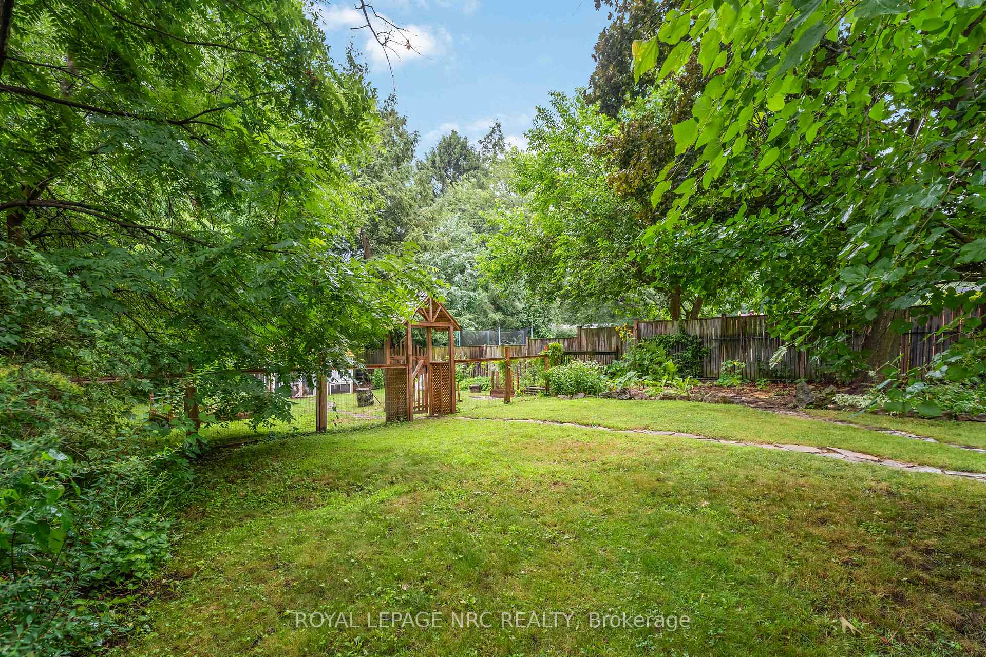 Photo 38 of 16 College Street, Pelham, Fonthill — HOMEH