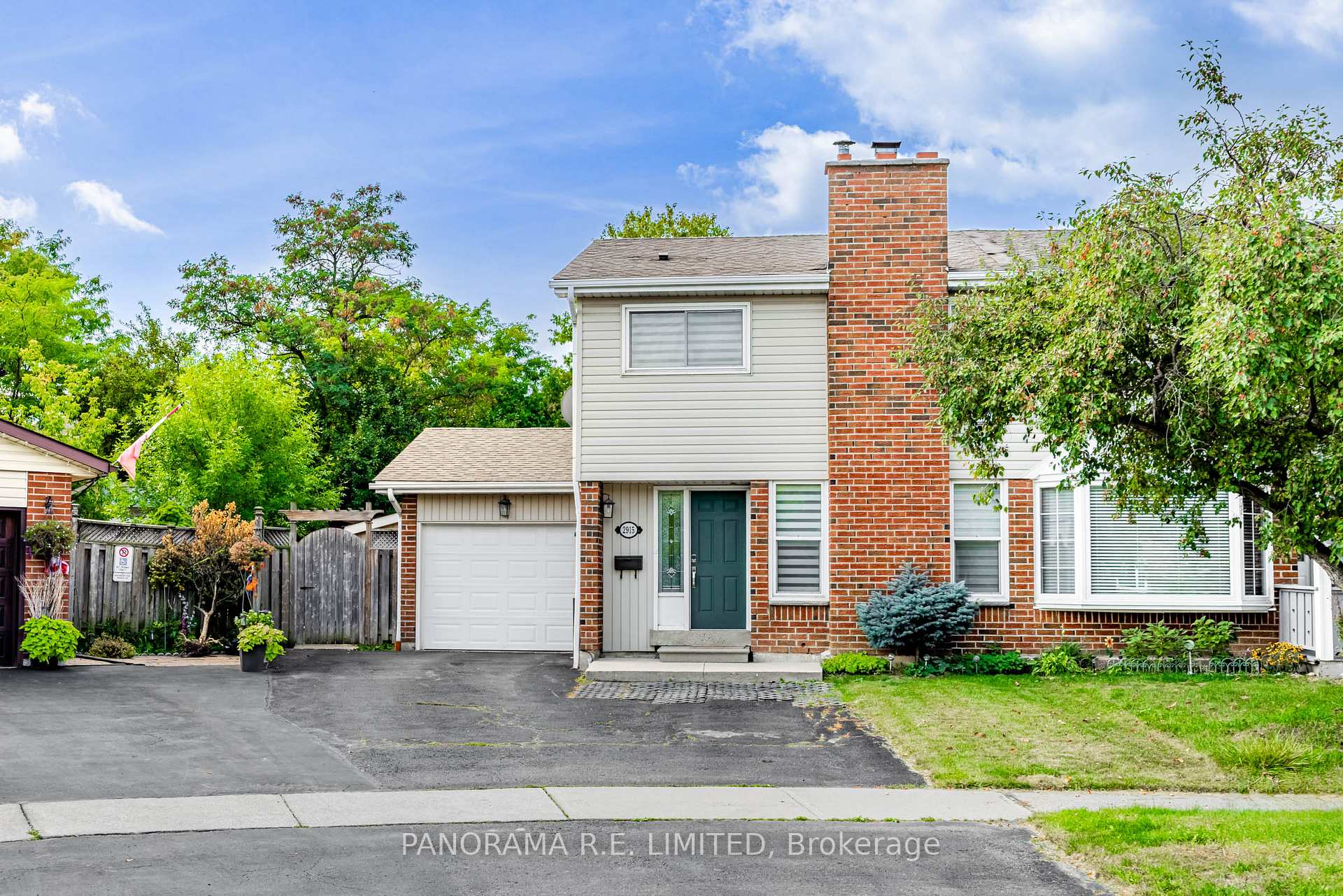 Photo 2 of 2915 Bramshaw Gardens, Mississauga, Meadowvale — HOMEH