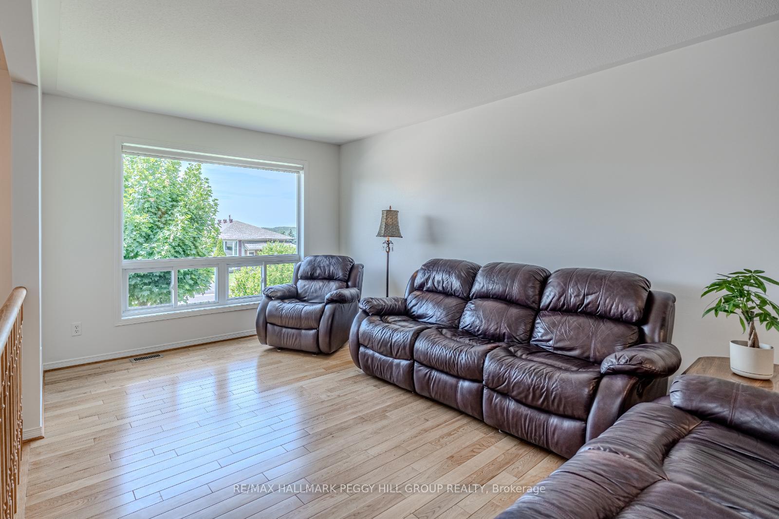 Photo 2 of 14 Jordon Crescent, Orillia — HOMEH