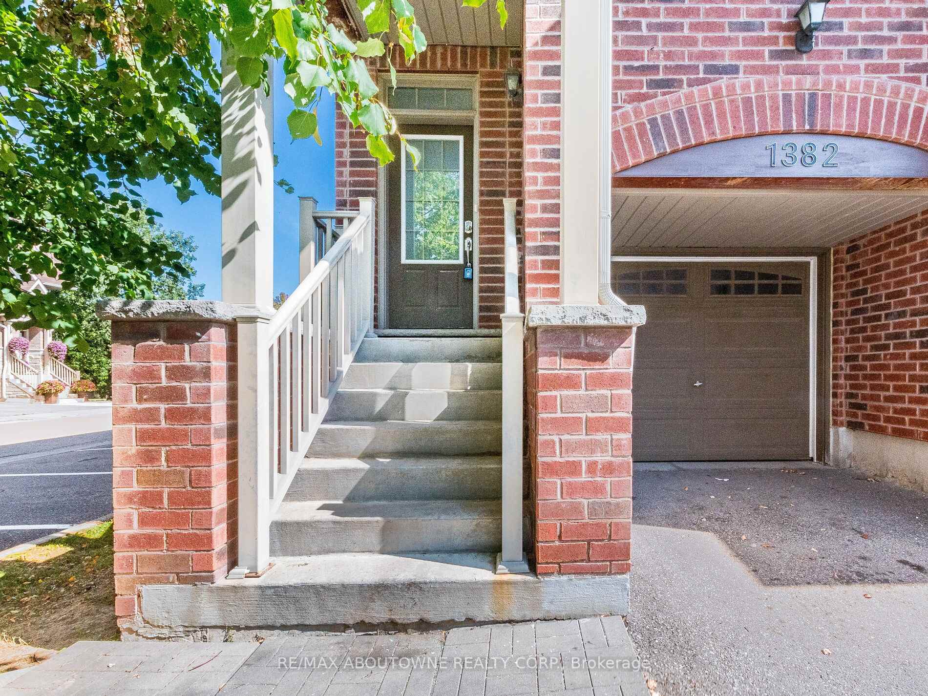 Photo 3 of 1382 Granrock Crescent, Mississauga, East Credit — HOMEH