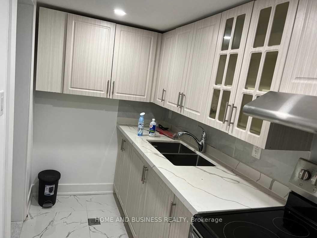 Photo 4 of Unit Lower, 3208 Colonial Drive, Mississauga, Erin Mills — HOMEH