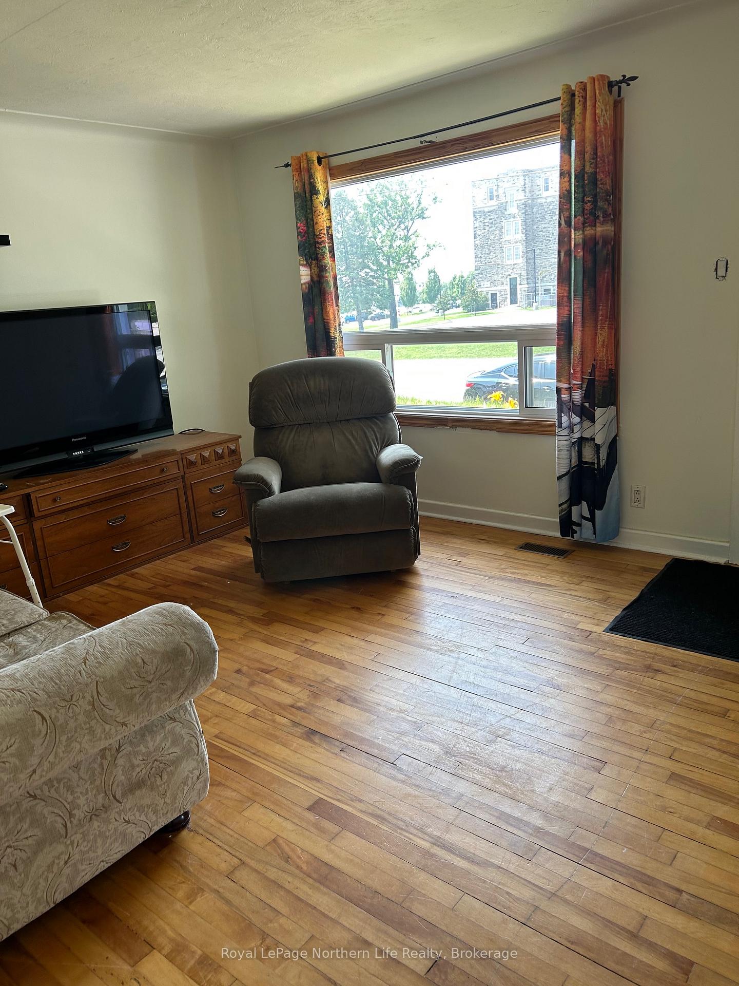 Photo 3 of 686 O'Brien Street, North Bay, Central — HOMEH