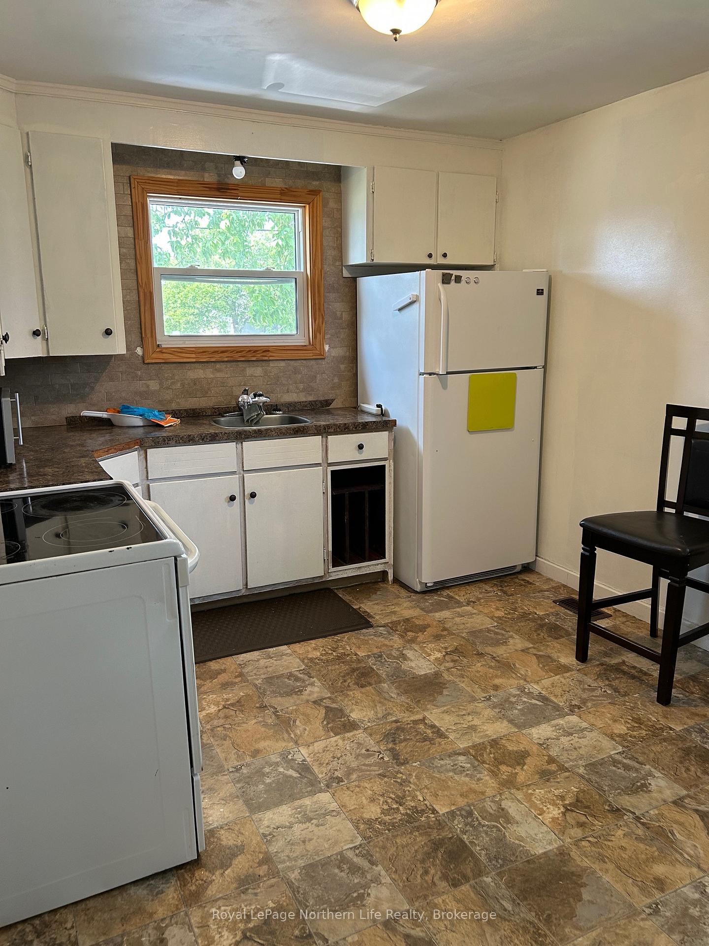 Photo 4 of 686 O'Brien Street, North Bay, Central — HOMEH