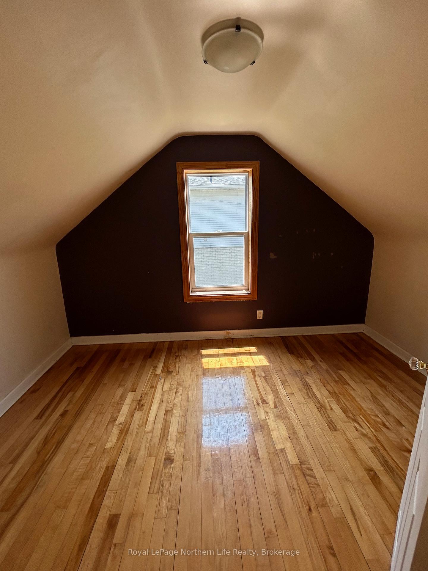 Photo 10 of 686 O'Brien Street, North Bay, Central — HOMEH