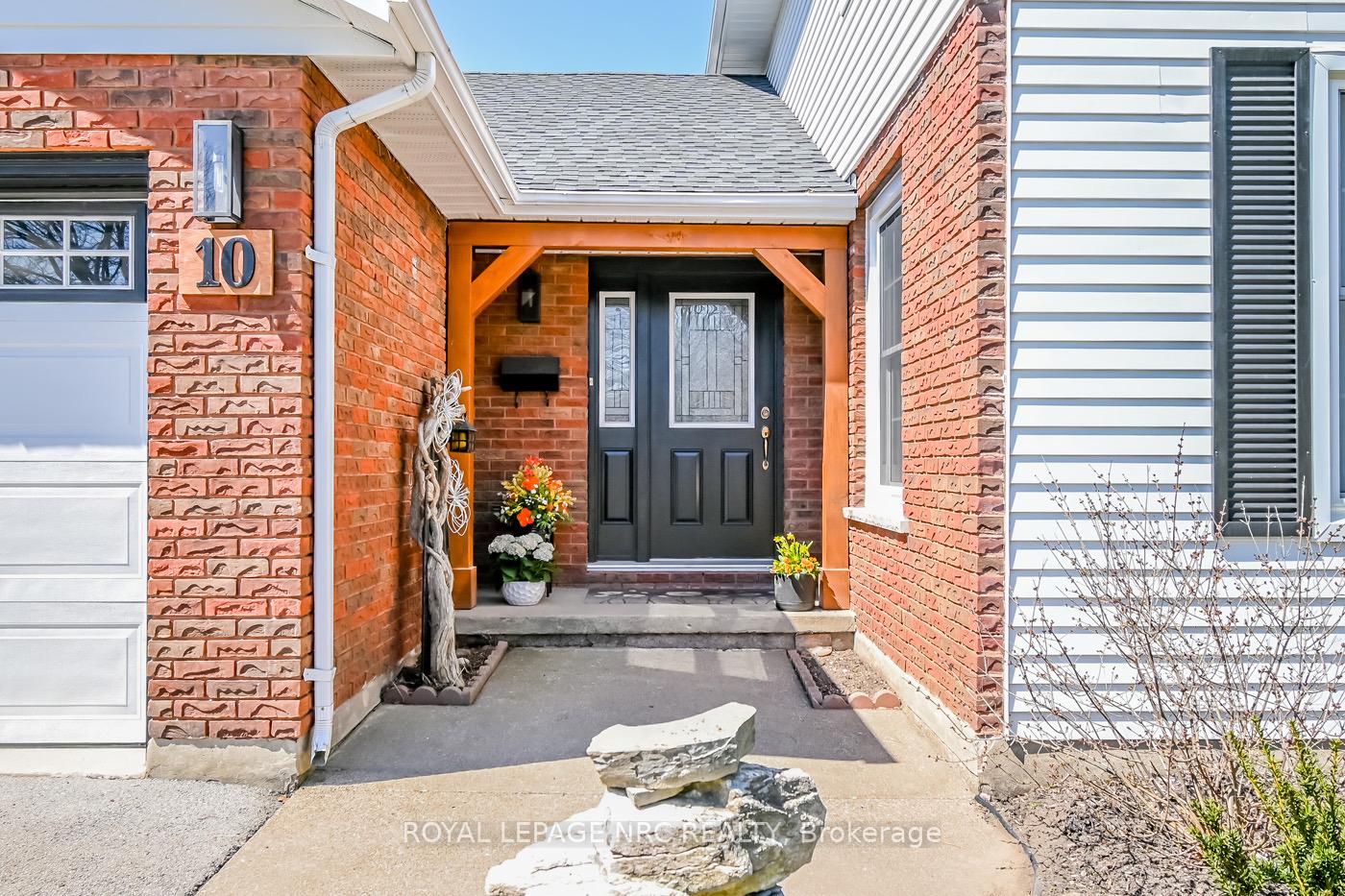 Photo 2 of 10 Vinemount Drive, Pelham, Fonthill — HOMEH