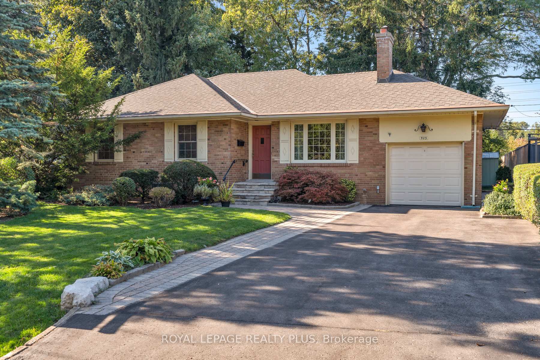 Photo 1 of 935 Hedge Drive, Mississauga, Lakeview — HOMEH