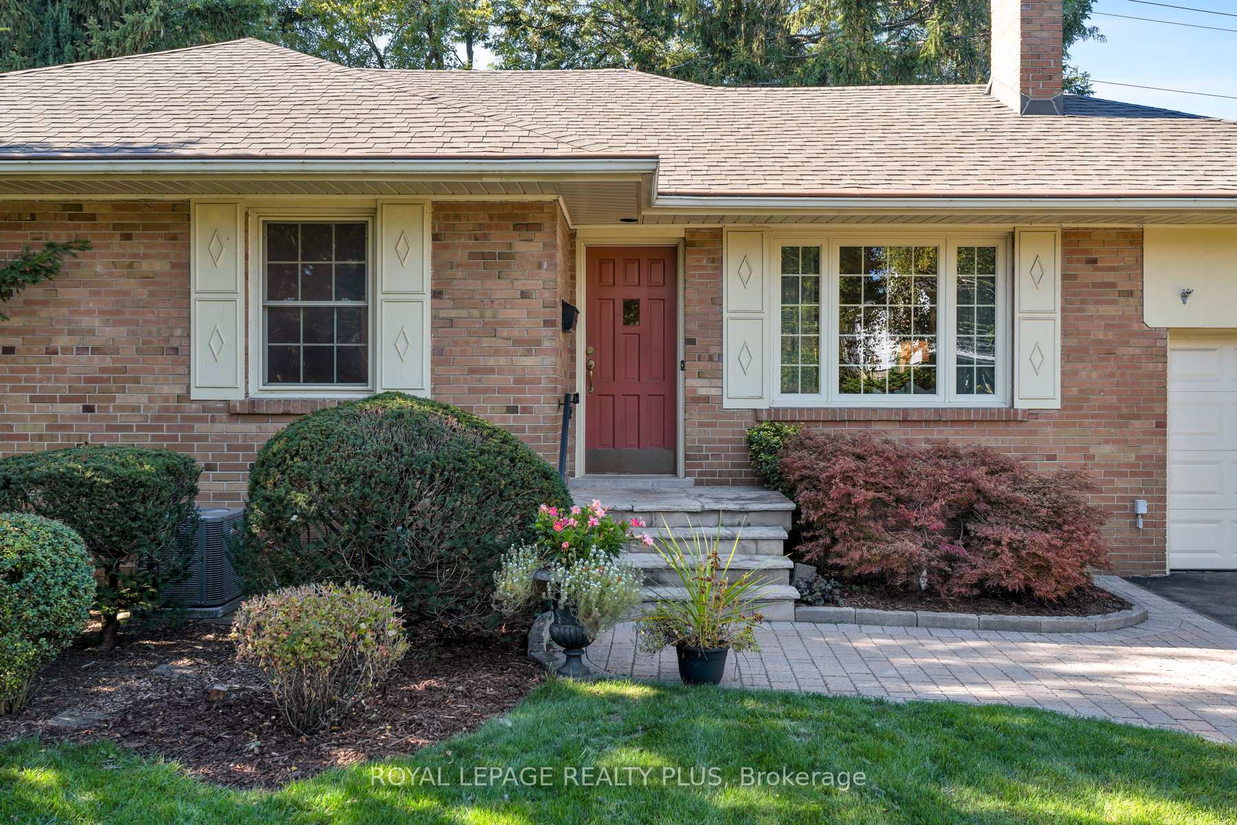 Photo 2 of 935 Hedge Drive, Mississauga, Lakeview — HOMEH