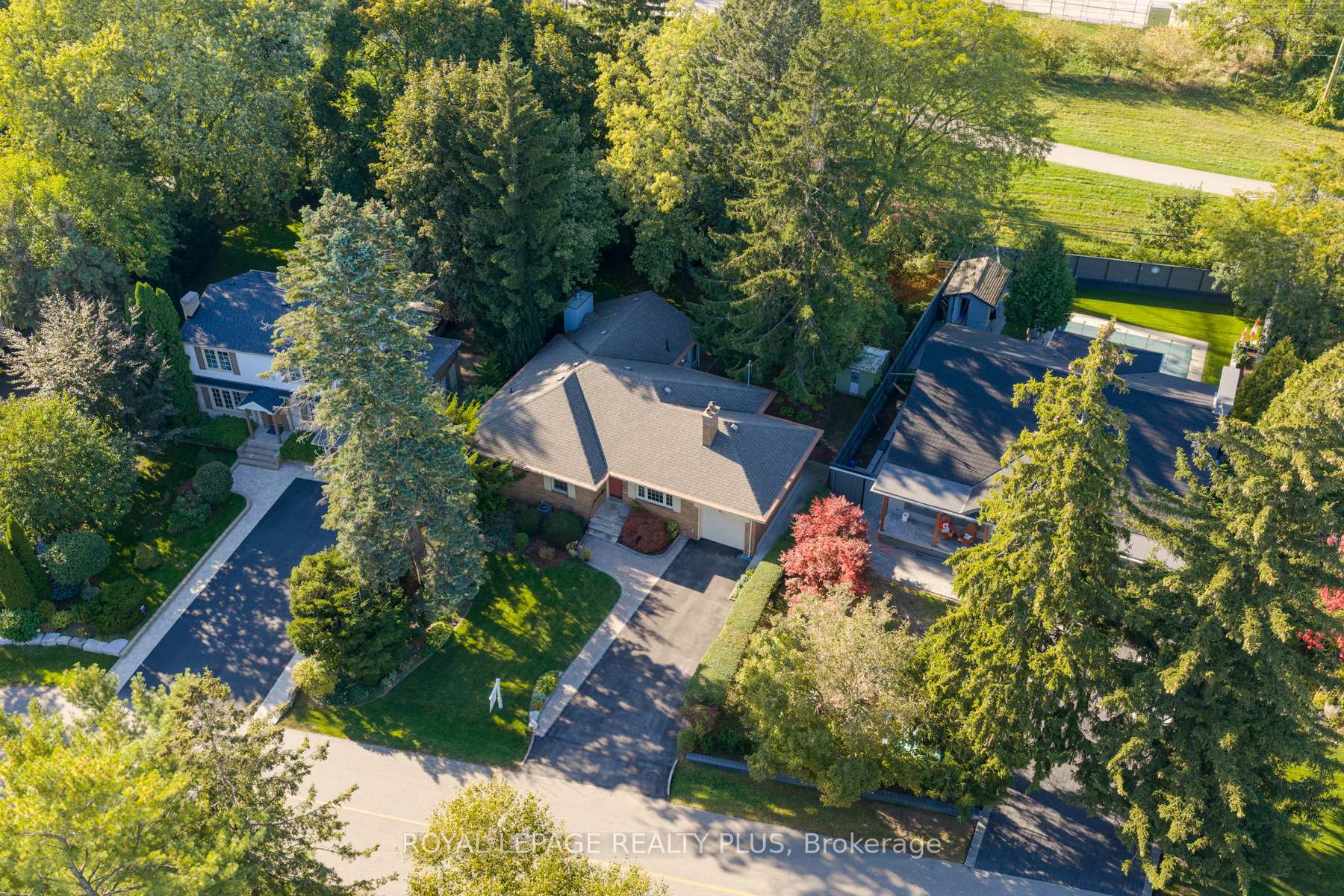 Photo 3 of 935 Hedge Drive, Mississauga, Lakeview — HOMEH