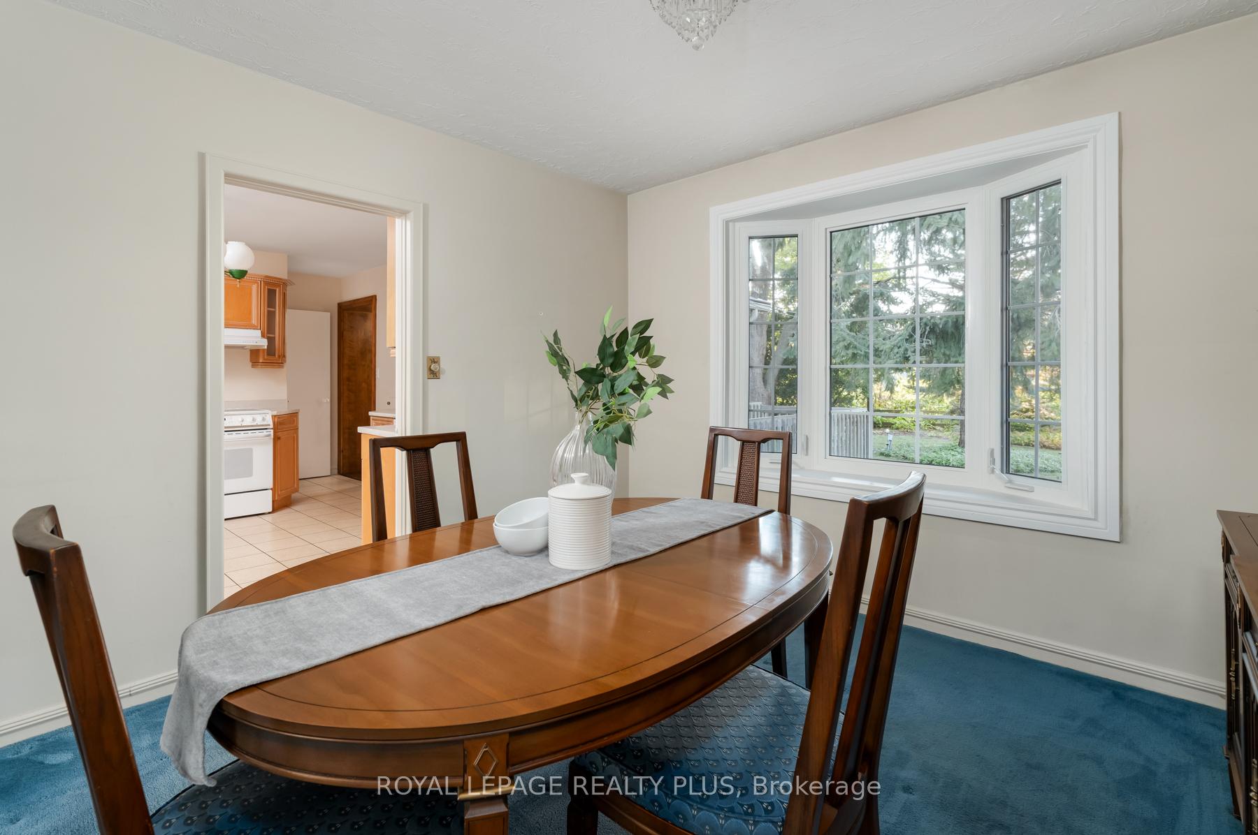 Photo 10 of 935 Hedge Drive, Mississauga, Lakeview — HOMEH