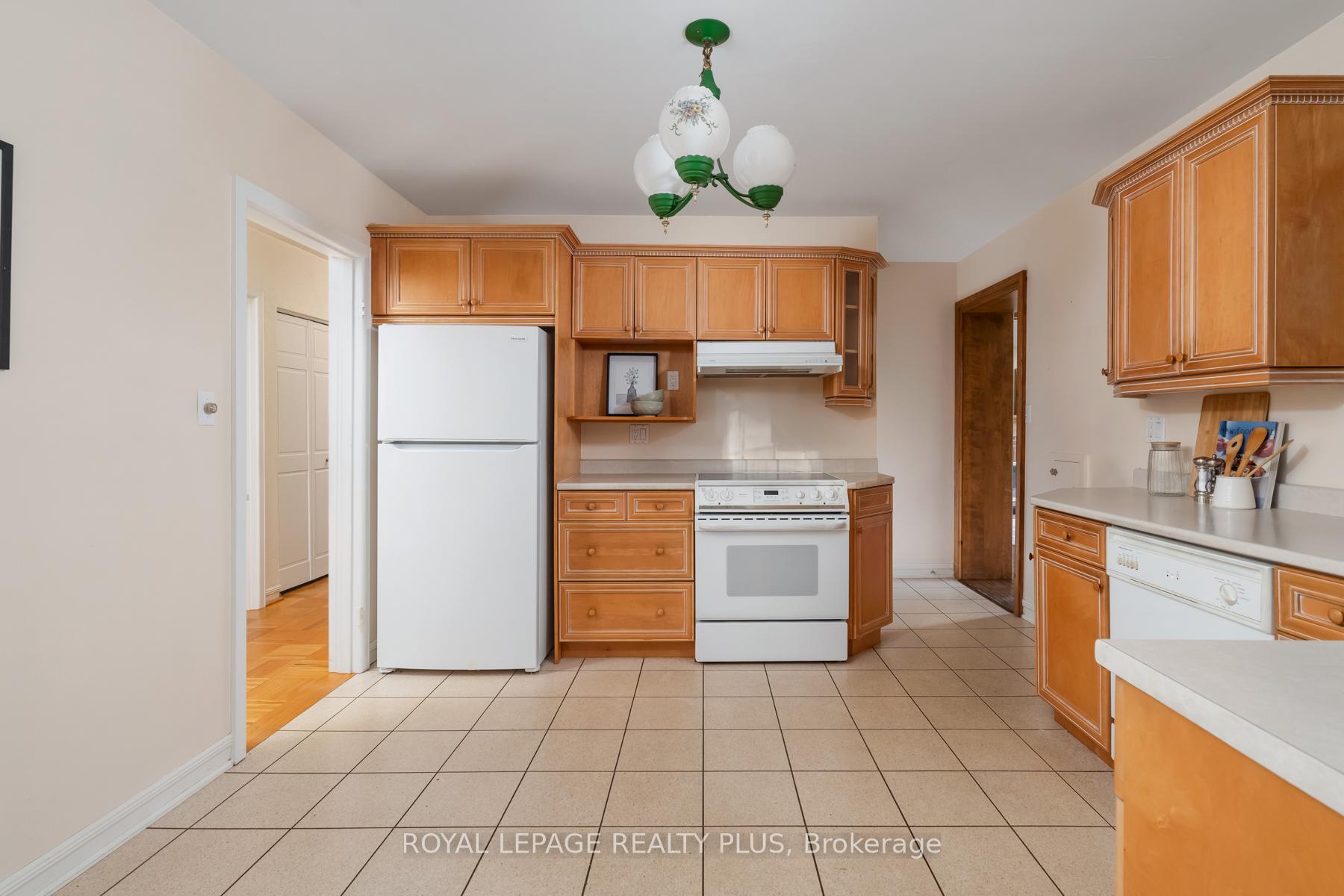 Photo 12 of 935 Hedge Drive, Mississauga, Lakeview — HOMEH