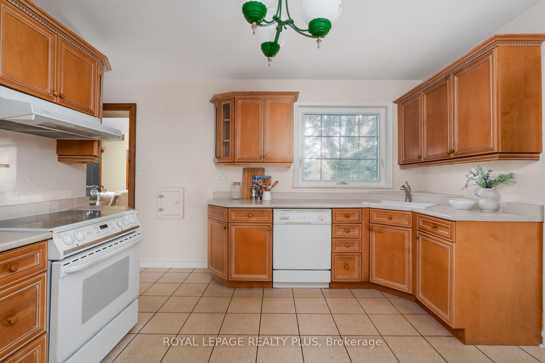 Photo 13 of 935 Hedge Drive, Mississauga, Lakeview — HOMEH