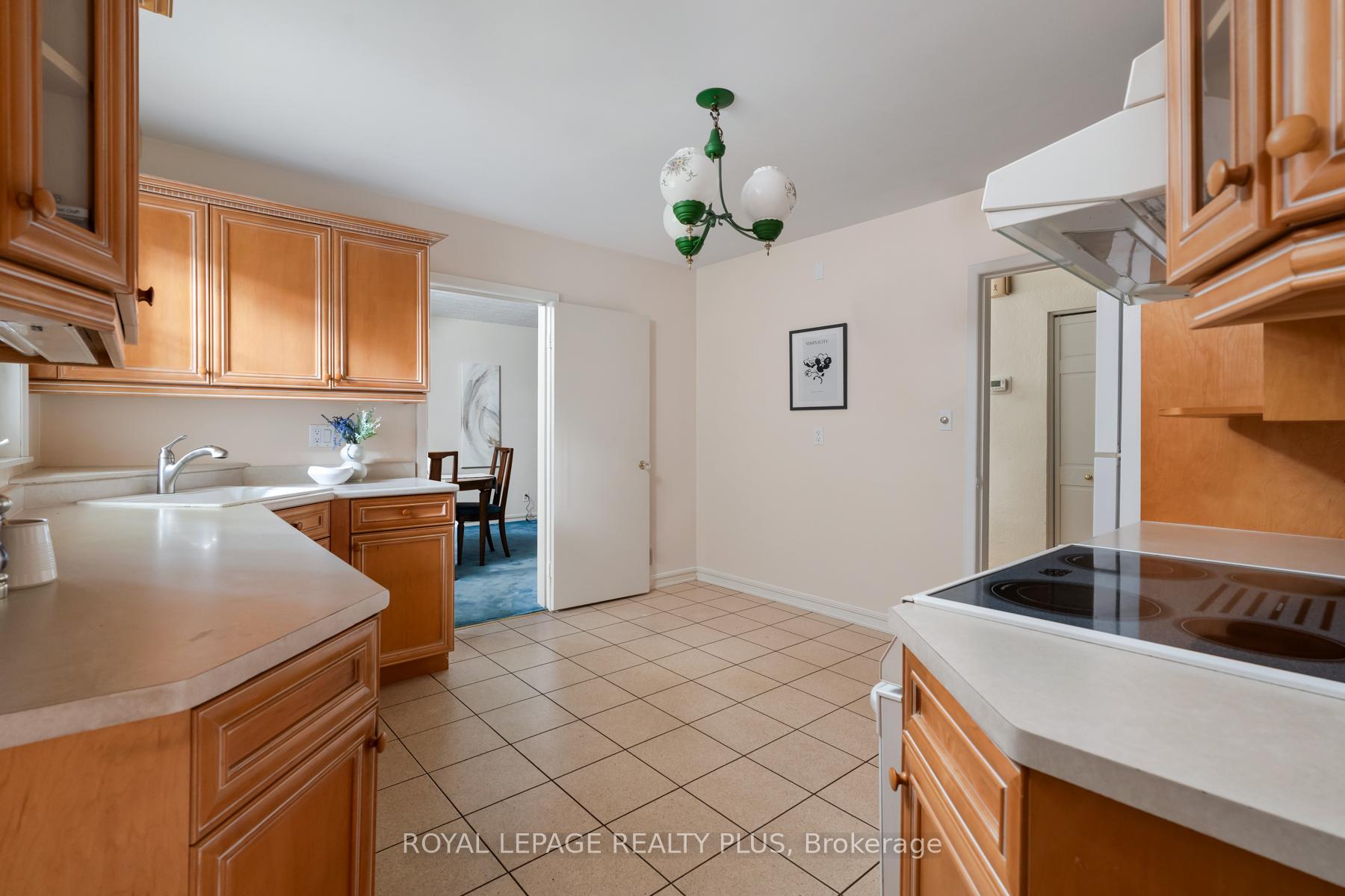Photo 15 of 935 Hedge Drive, Mississauga, Lakeview — HOMEH