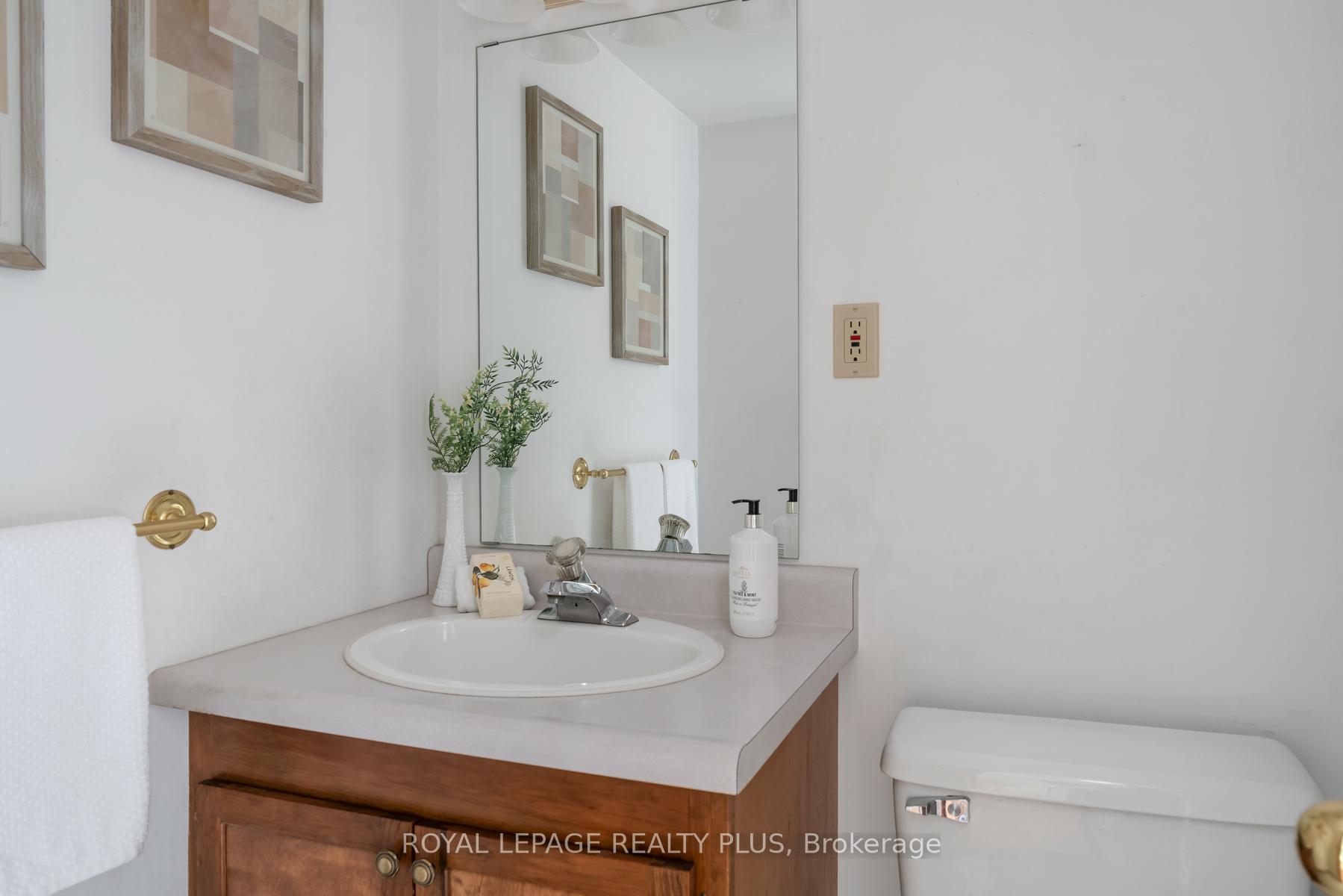 Photo 22 of 935 Hedge Drive, Mississauga, Lakeview — HOMEH