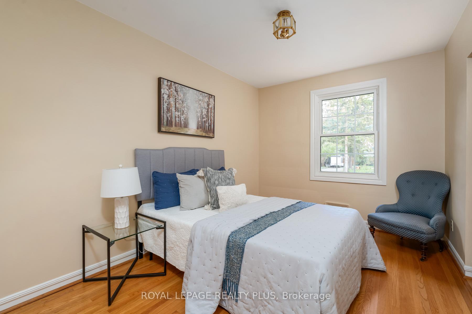 Photo 29 of 935 Hedge Drive, Mississauga, Lakeview — HOMEH